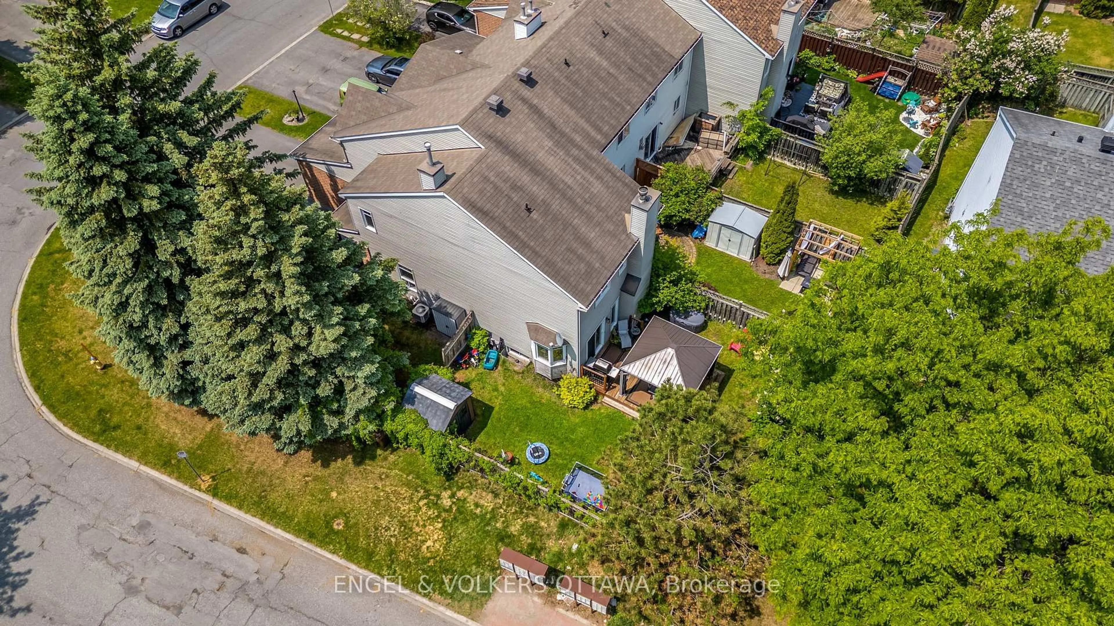 A pic from outside/outdoor area/front of a property/back of a property/a pic from drone, street for 92 Markland Cres, Ottawa Ontario K2G 5Z7