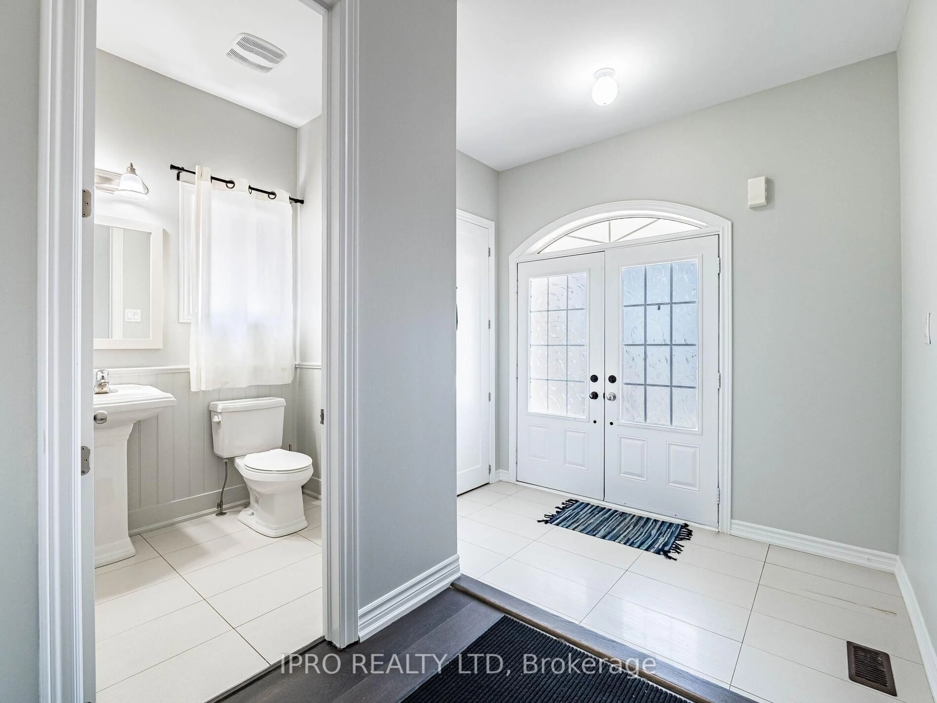 Indoor entryway for 683 Hammond St, Shelburne Ontario L9V 3S2
