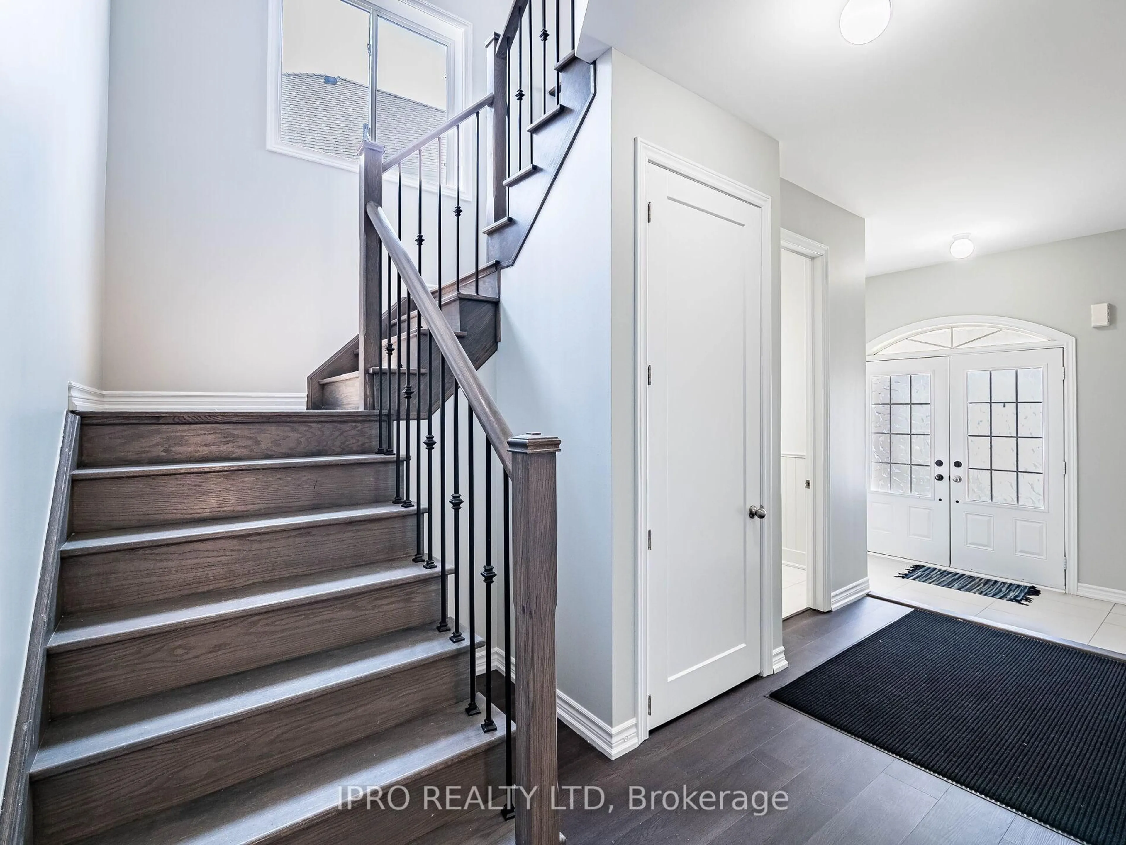 Indoor entryway for 683 Hammond St, Shelburne Ontario L9V 3S2