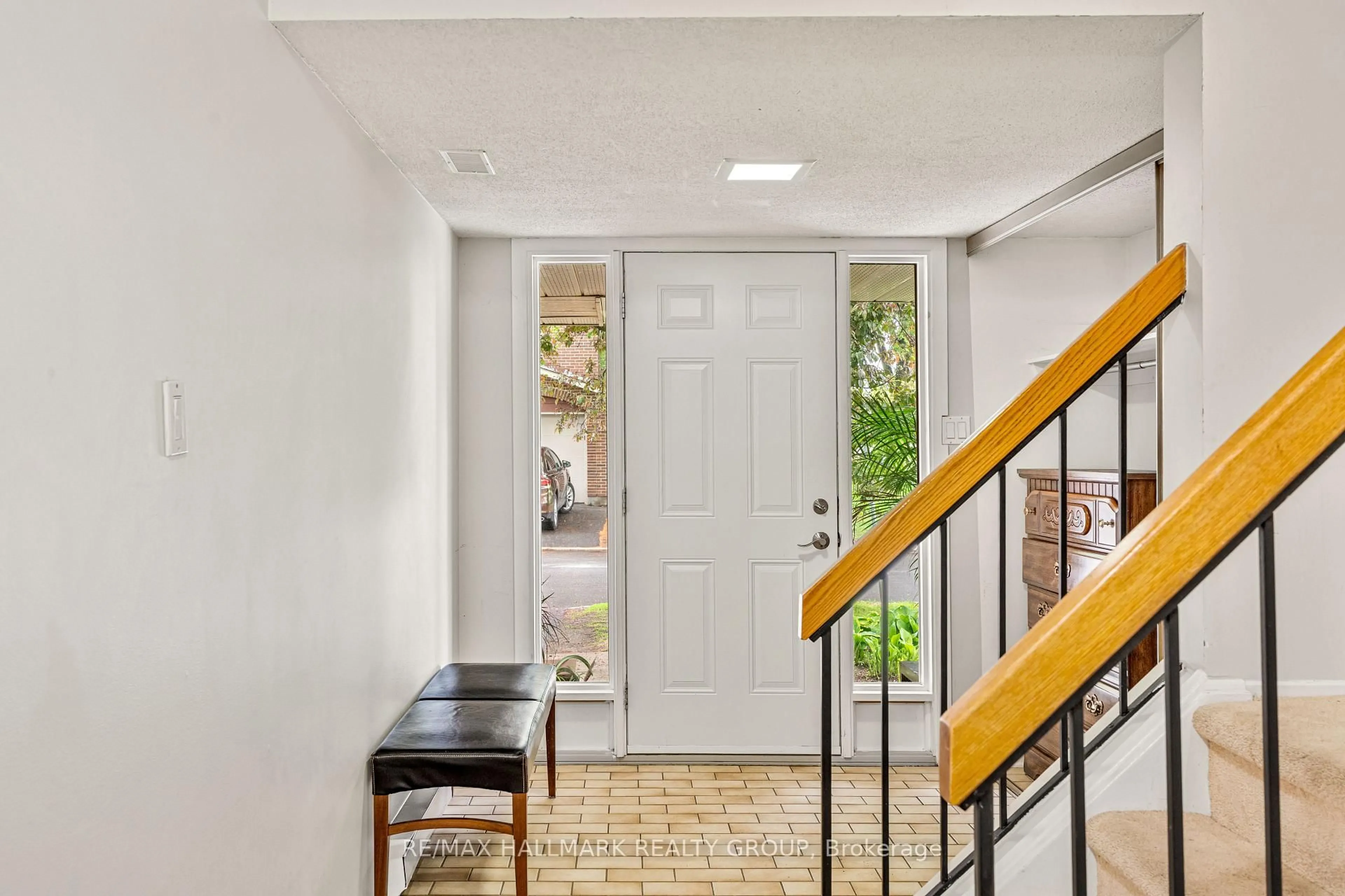 Indoor entryway for 1A Crestlea Cres, Ottawa Ontario K2G 4N1