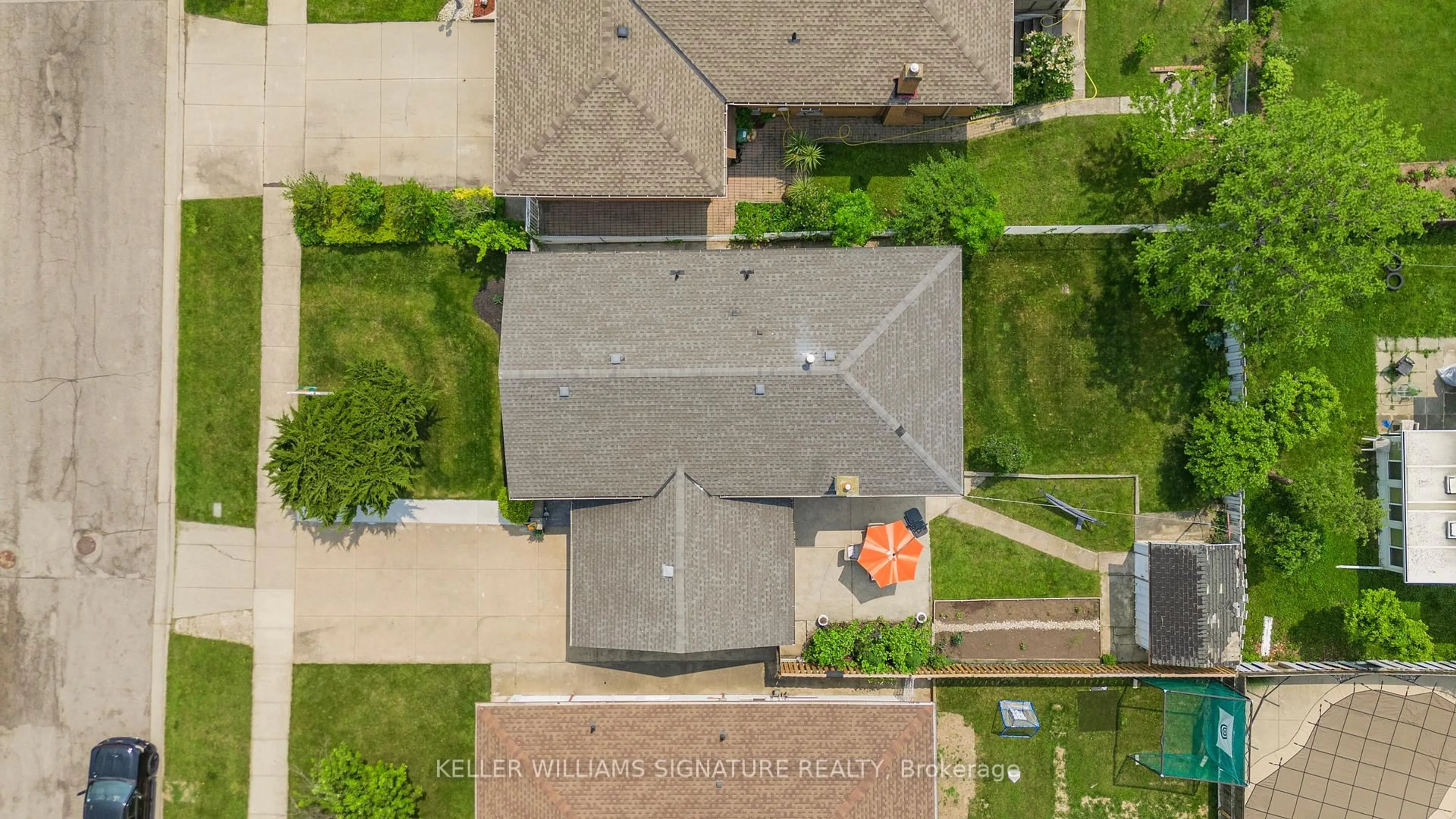 A pic from outside/outdoor area/front of a property/back of a property/a pic from drone, street for 20 Ashwood Crt, Hamilton Ontario L8E 3E2