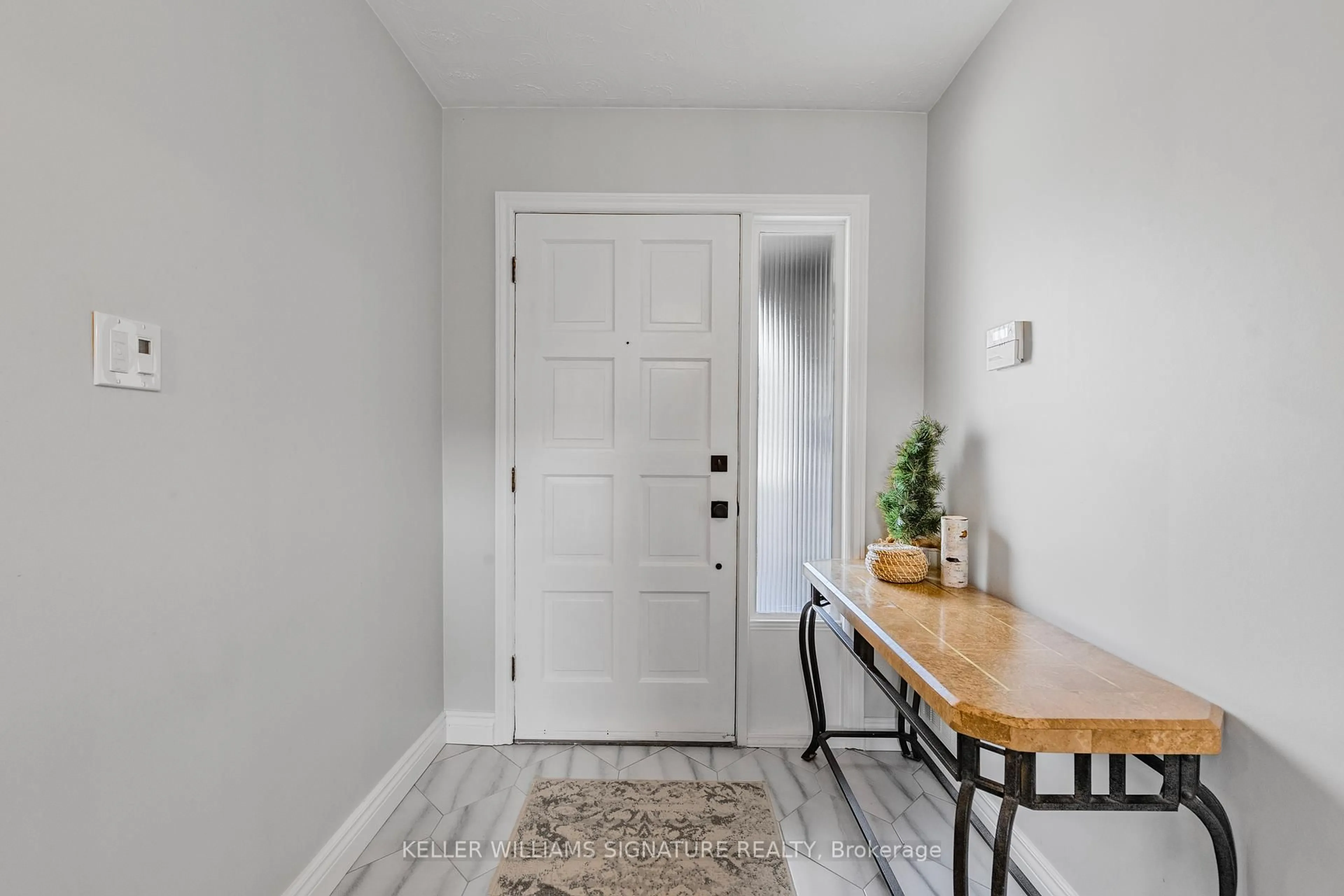 Indoor entryway for 20 Ashwood Crt, Hamilton Ontario L8E 3E2