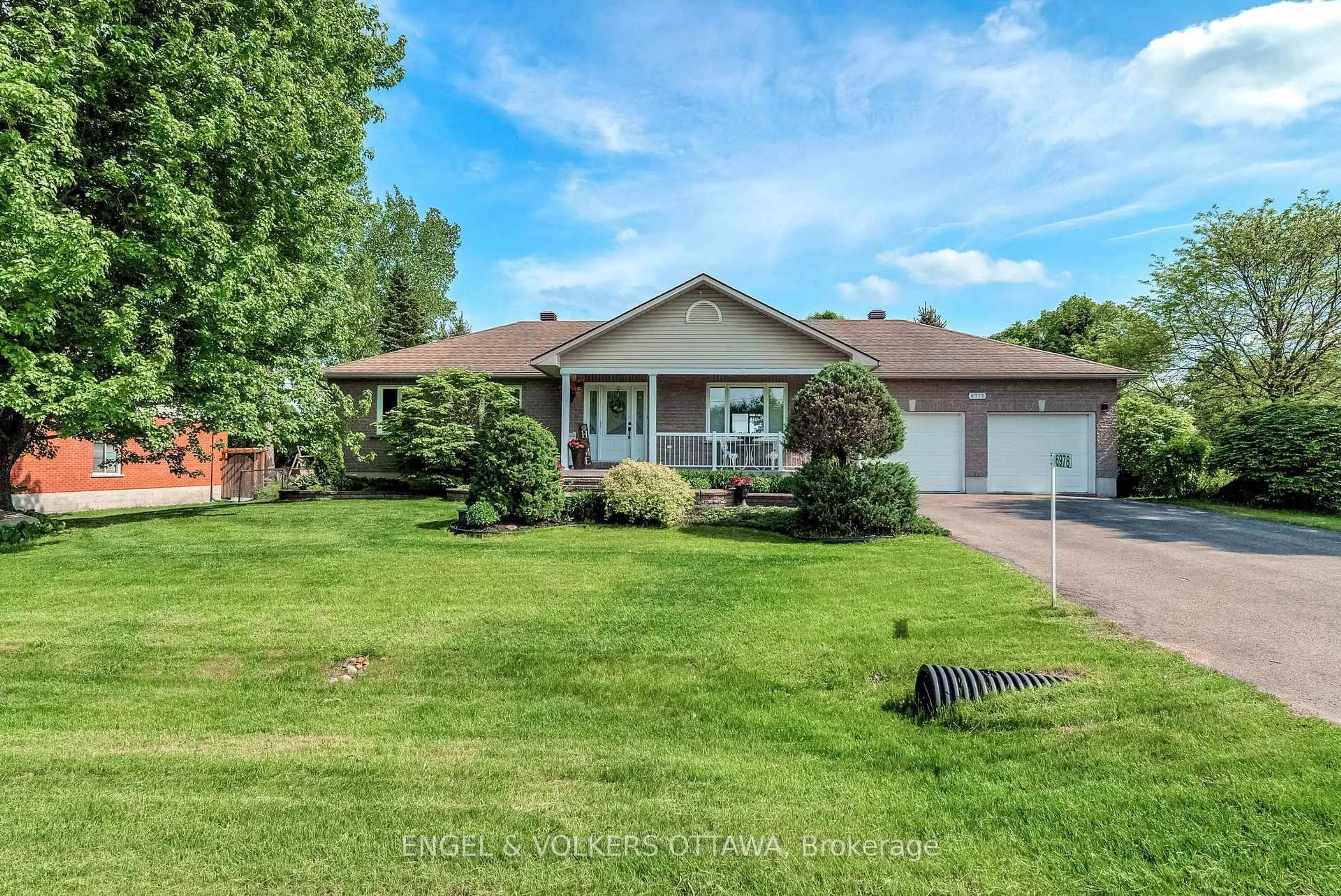 A pic from outside/outdoor area/front of a property/back of a property/a pic from drone, street for 6978 Aldergrove Way, Ottawa Ontario K4P 1A3