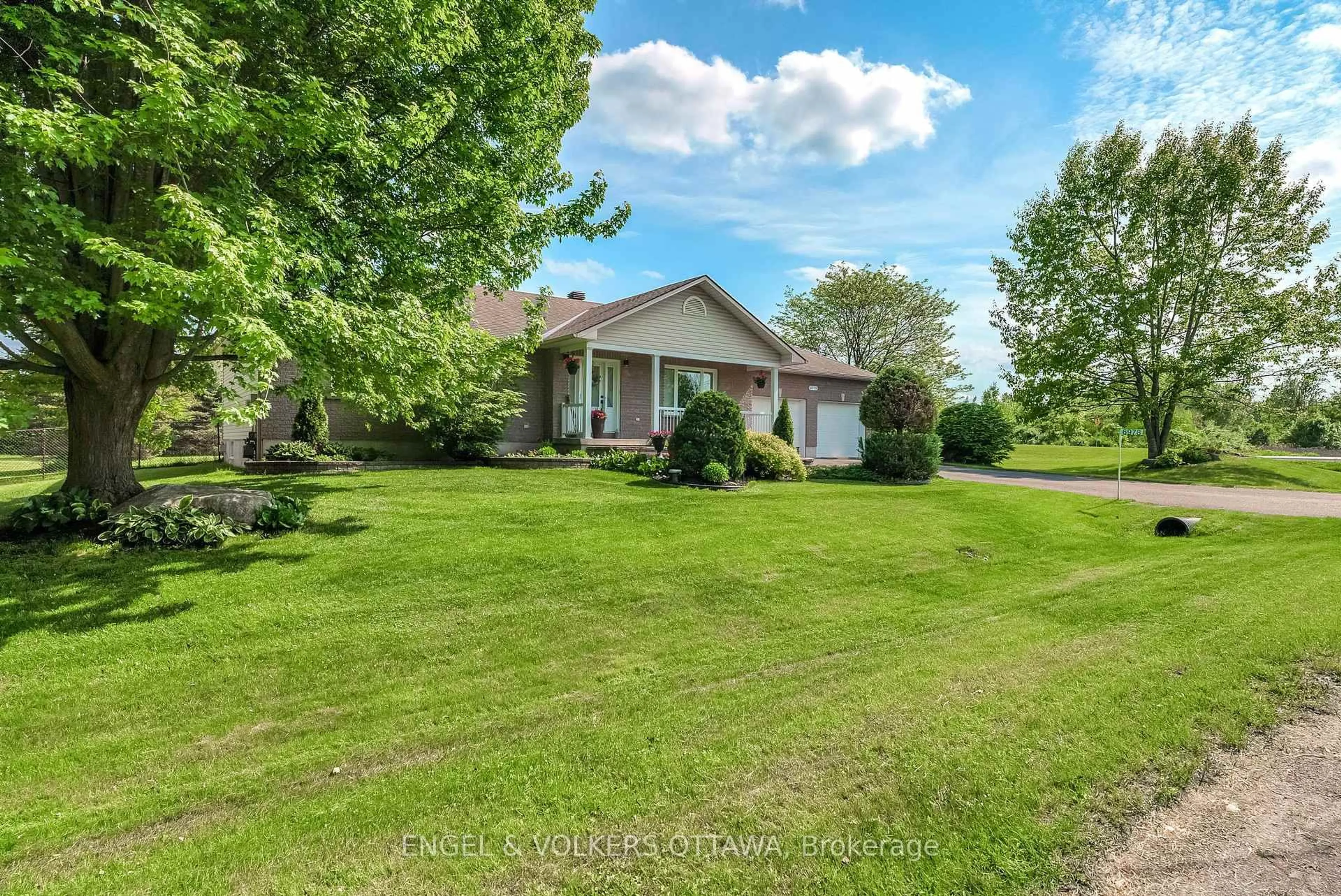 A pic from outside/outdoor area/front of a property/back of a property/a pic from drone, street for 6978 Aldergrove Way, Ottawa Ontario K4P 1A3