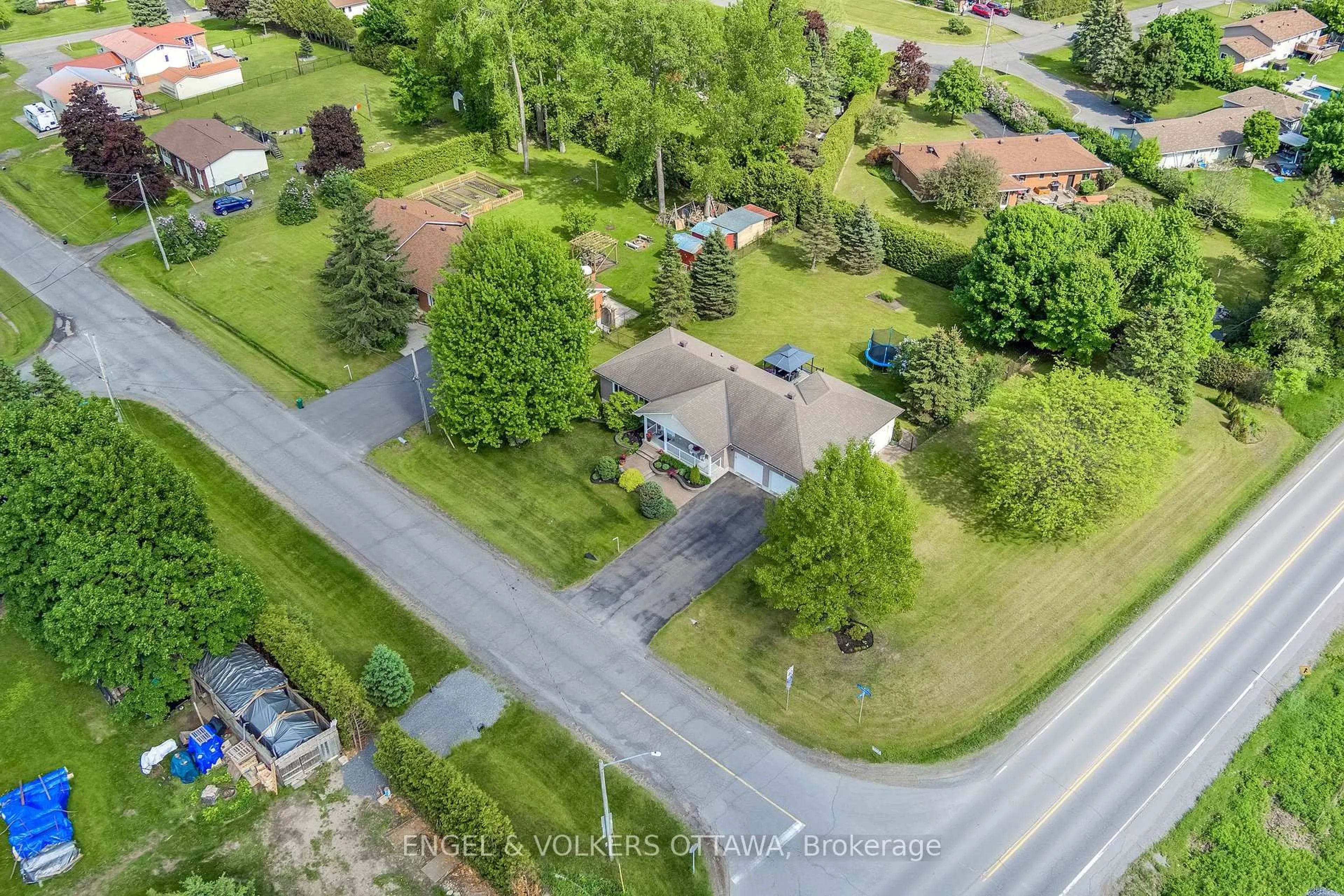 A pic from outside/outdoor area/front of a property/back of a property/a pic from drone, street for 6978 Aldergrove Way, Ottawa Ontario K4P 1A3