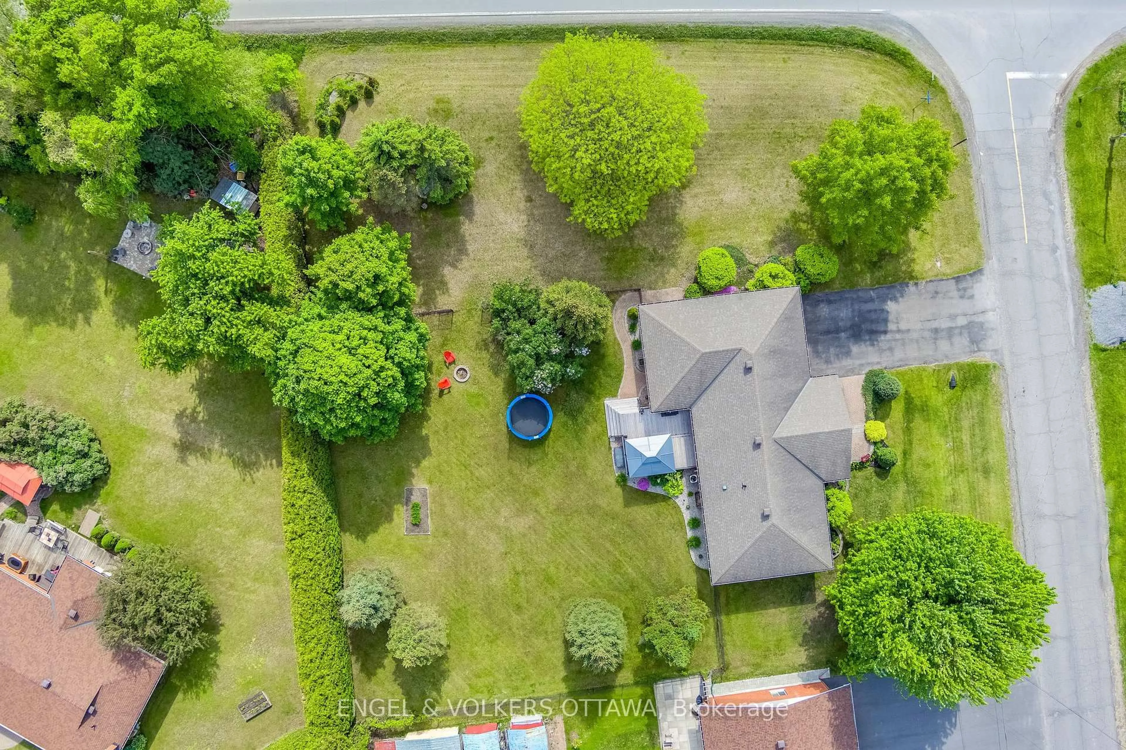 A pic from outside/outdoor area/front of a property/back of a property/a pic from drone, street for 6978 Aldergrove Way, Ottawa Ontario K4P 1A3