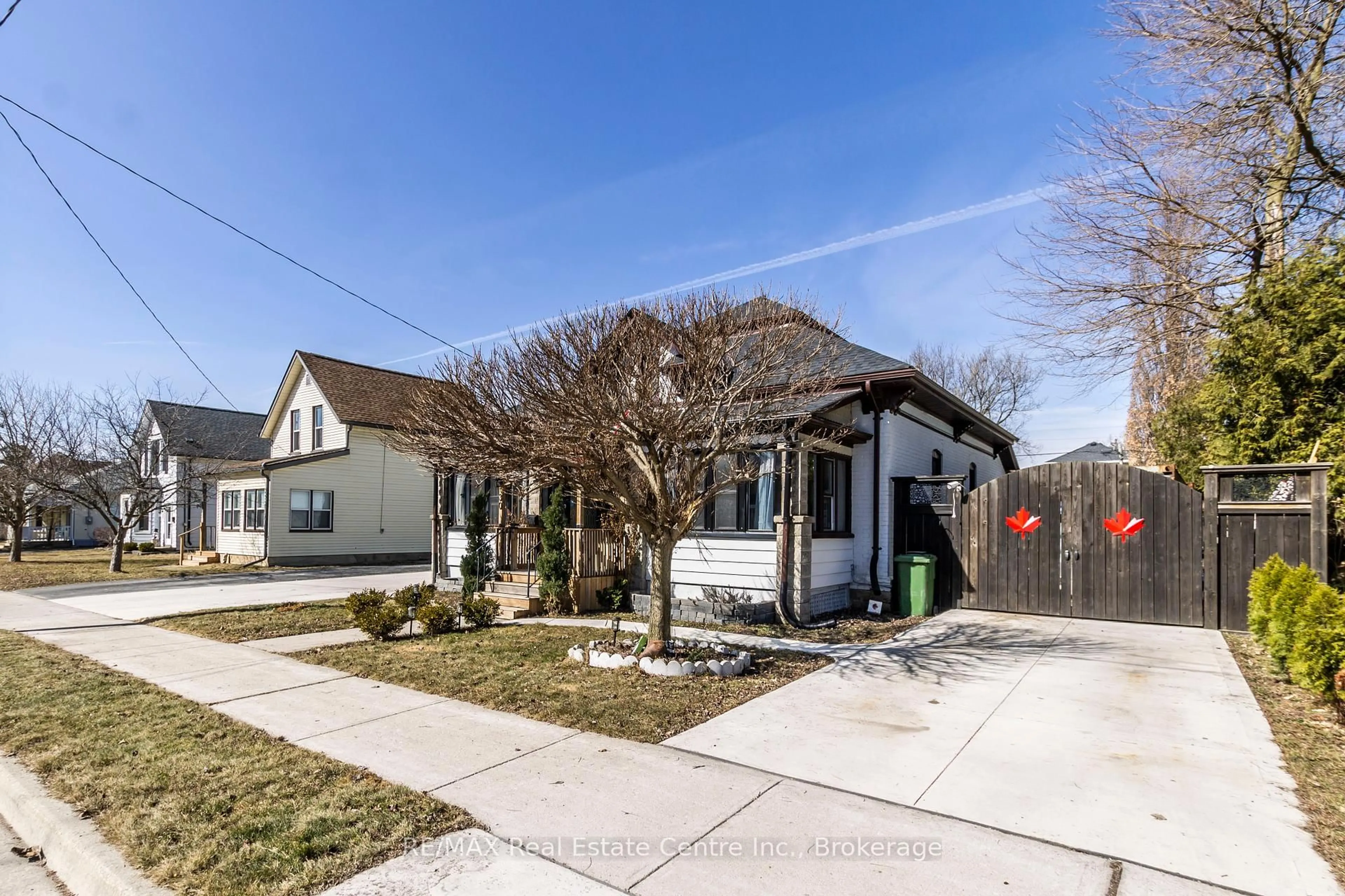 A pic from outside/outdoor area/front of a property/back of a property/a pic from drone, street for 30 Erie St, St. Thomas Ontario N5R 2M5