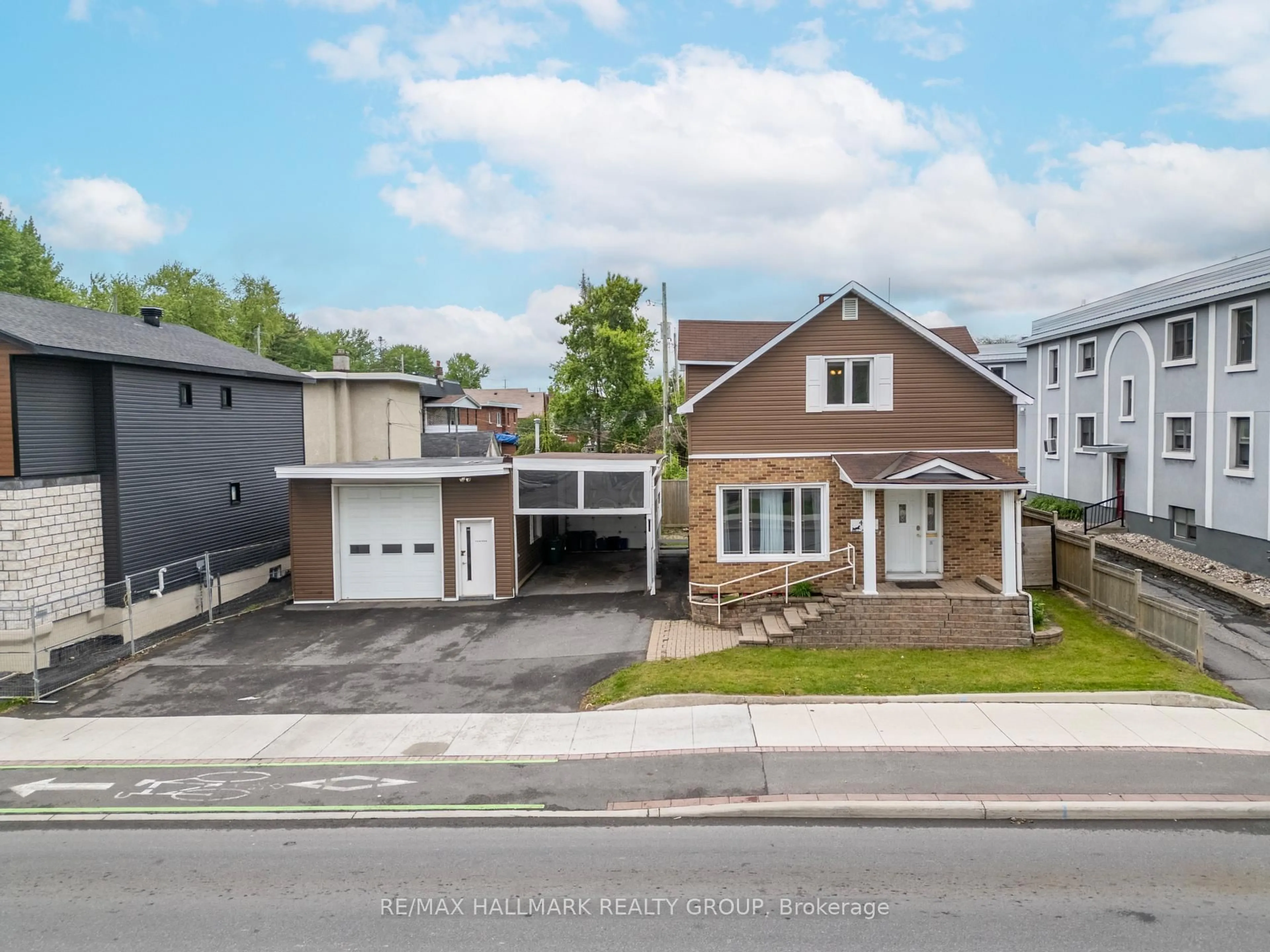 A pic from outside/outdoor area/front of a property/back of a property/a pic from drone, street for 412 Montreal Rd, Ottawa Ontario K1K 0V4