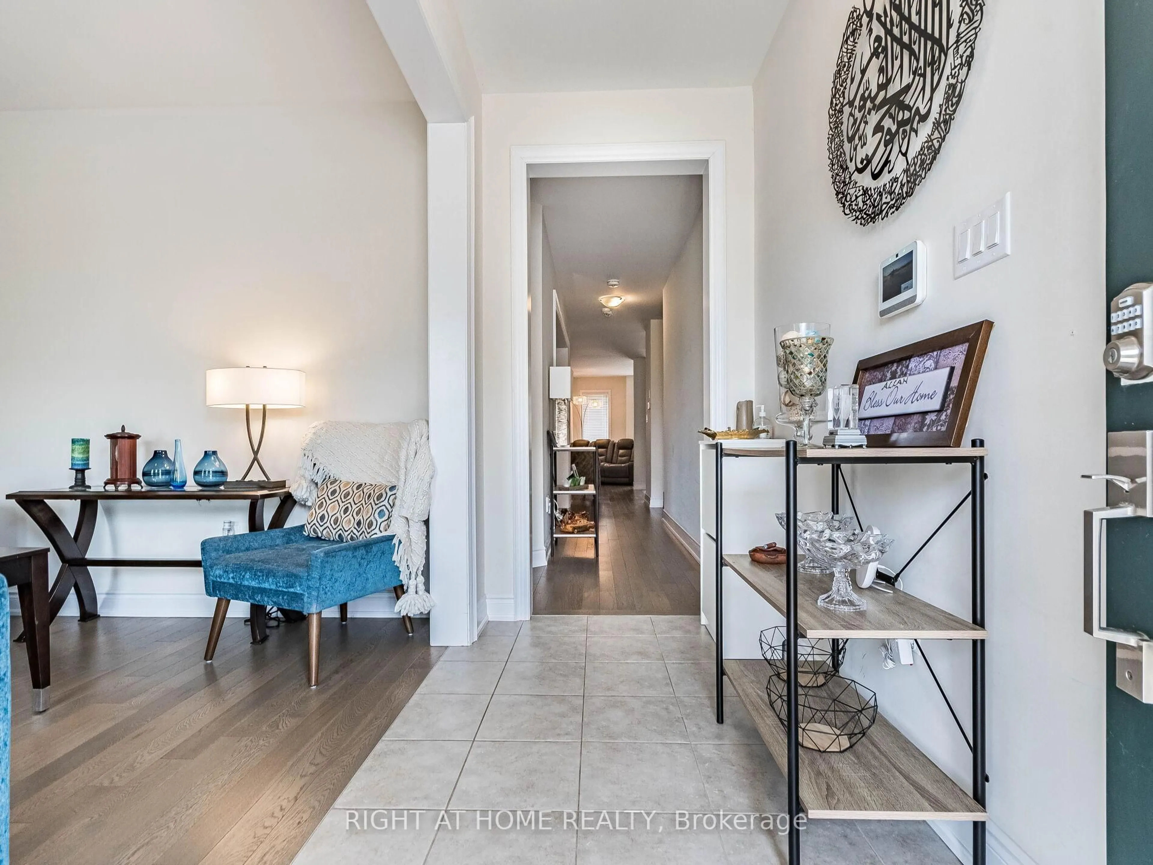 Indoor entryway for 8779 Chickory Tr, Niagara Falls Ontario L2H 3S4