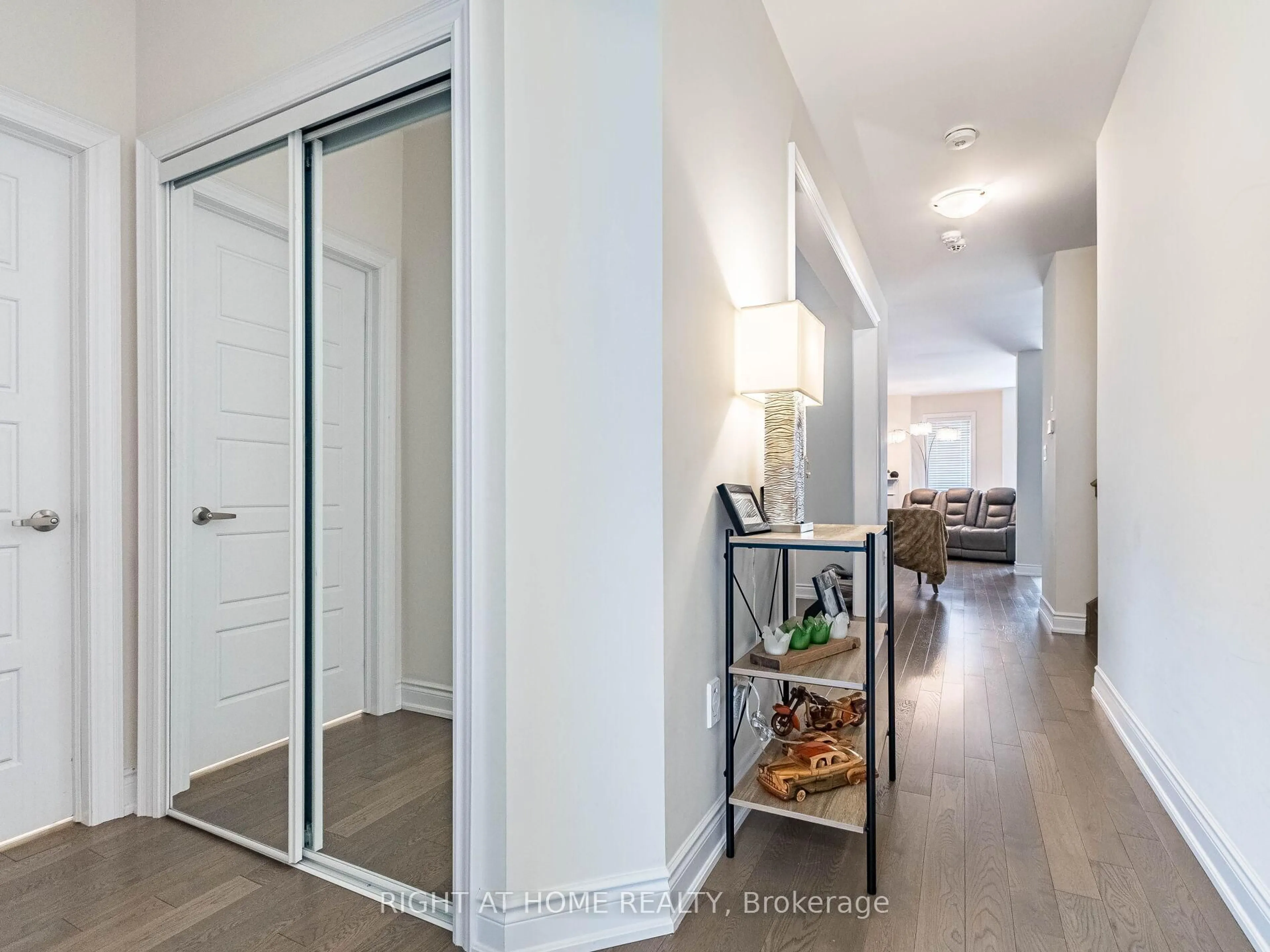 Indoor entryway for 8779 Chickory Tr, Niagara Falls Ontario L2H 3S4