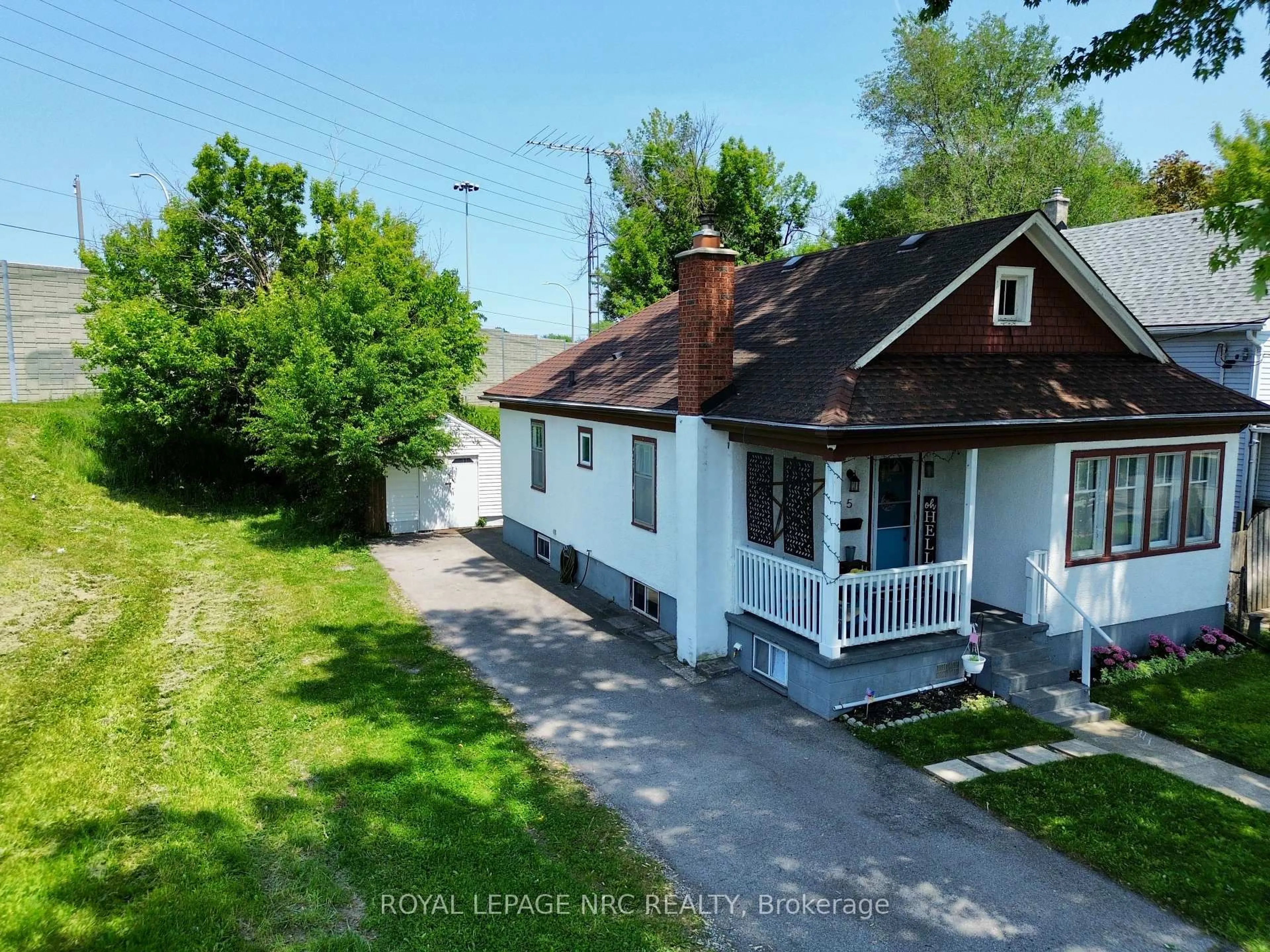 A pic from outside/outdoor area/front of a property/back of a property/a pic from drone, street for 5 Trapnell St, St. Catharines Ontario L2R 1B1