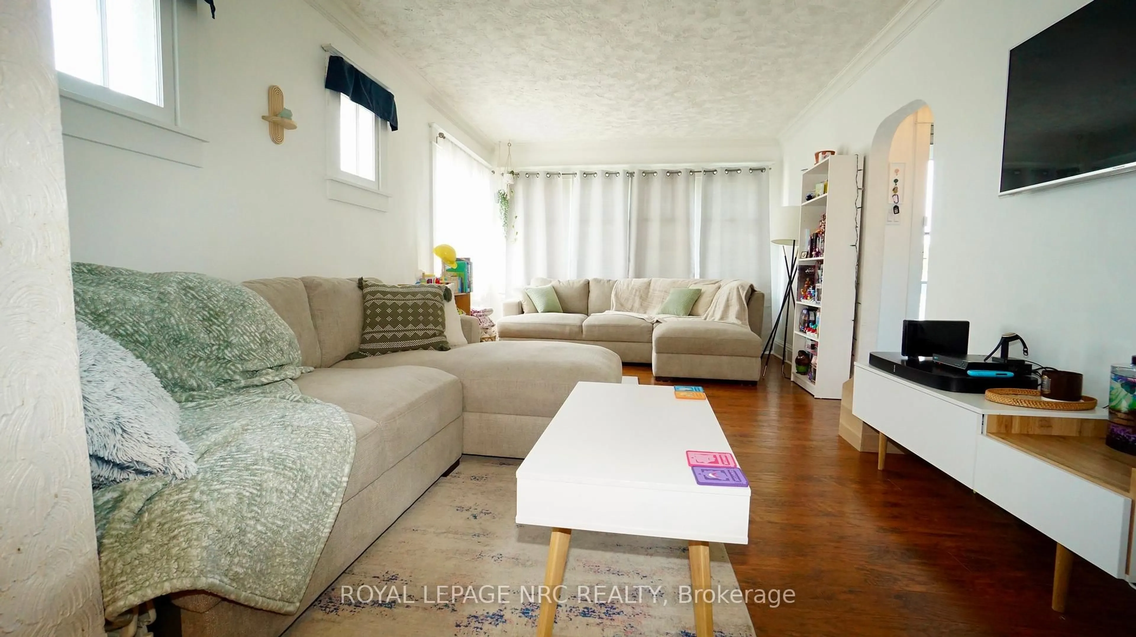 Living room with furniture, wood/laminate floor for 5 Trapnell St, St. Catharines Ontario L2R 1B1