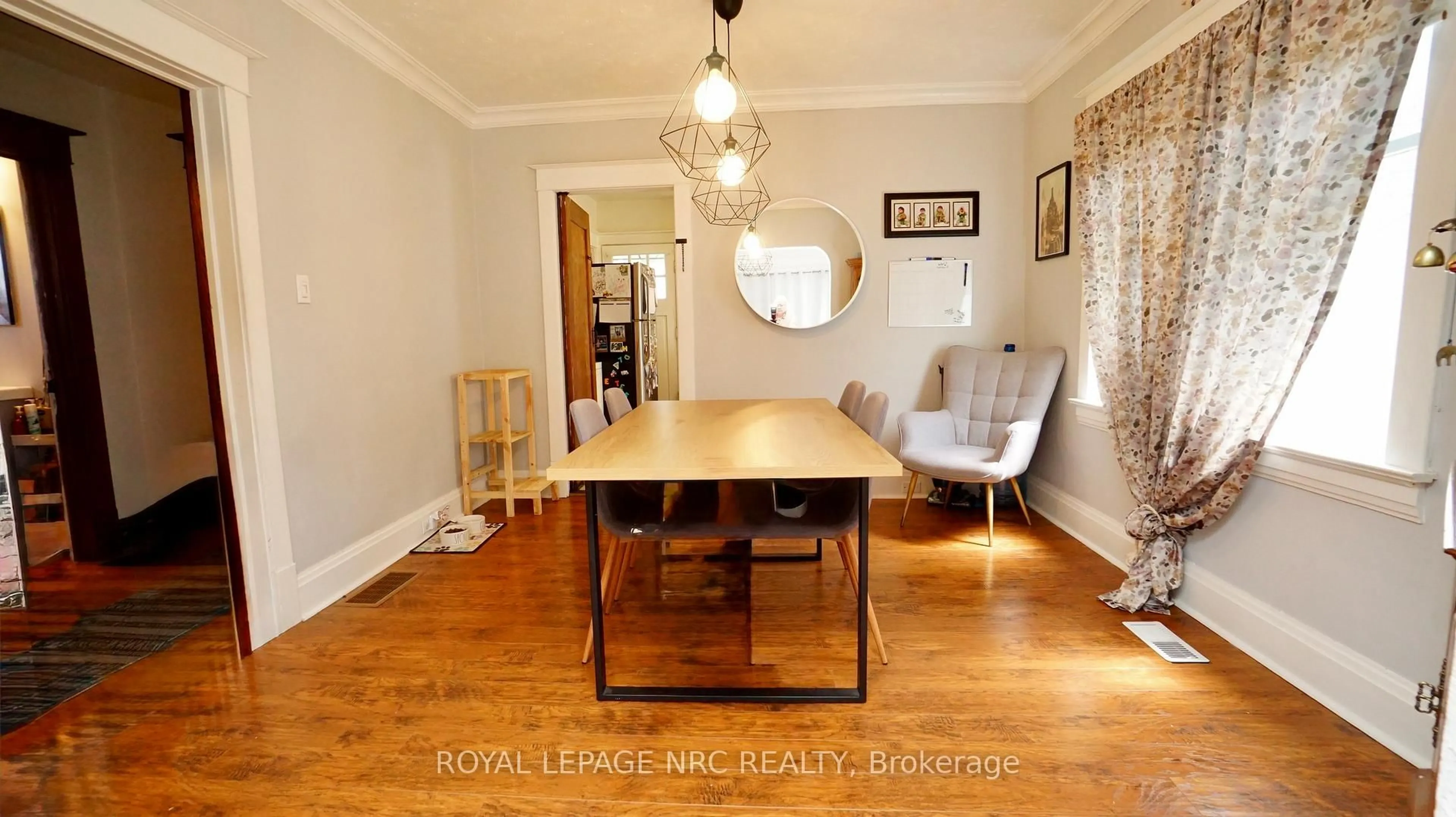 Dining room, wood/laminate floor for 5 Trapnell St, St. Catharines Ontario L2R 1B1