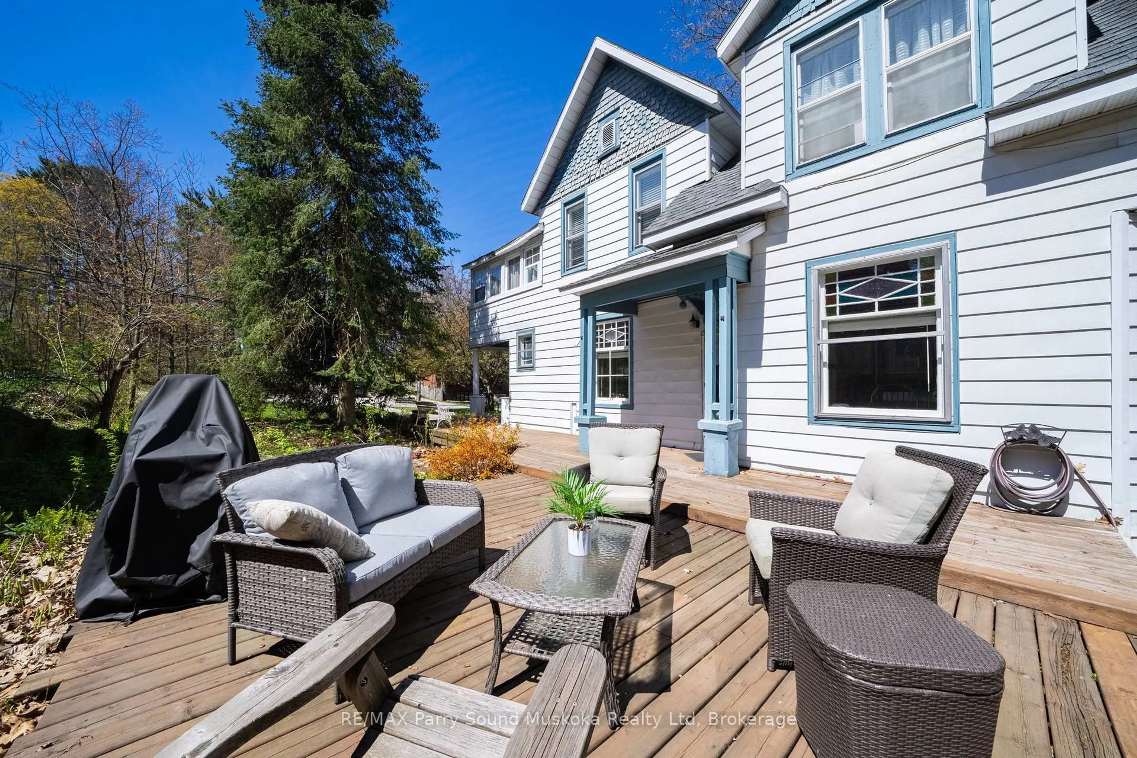 Patio, street for 17 Waubeek St, Parry Sound Ontario P2A 1B8