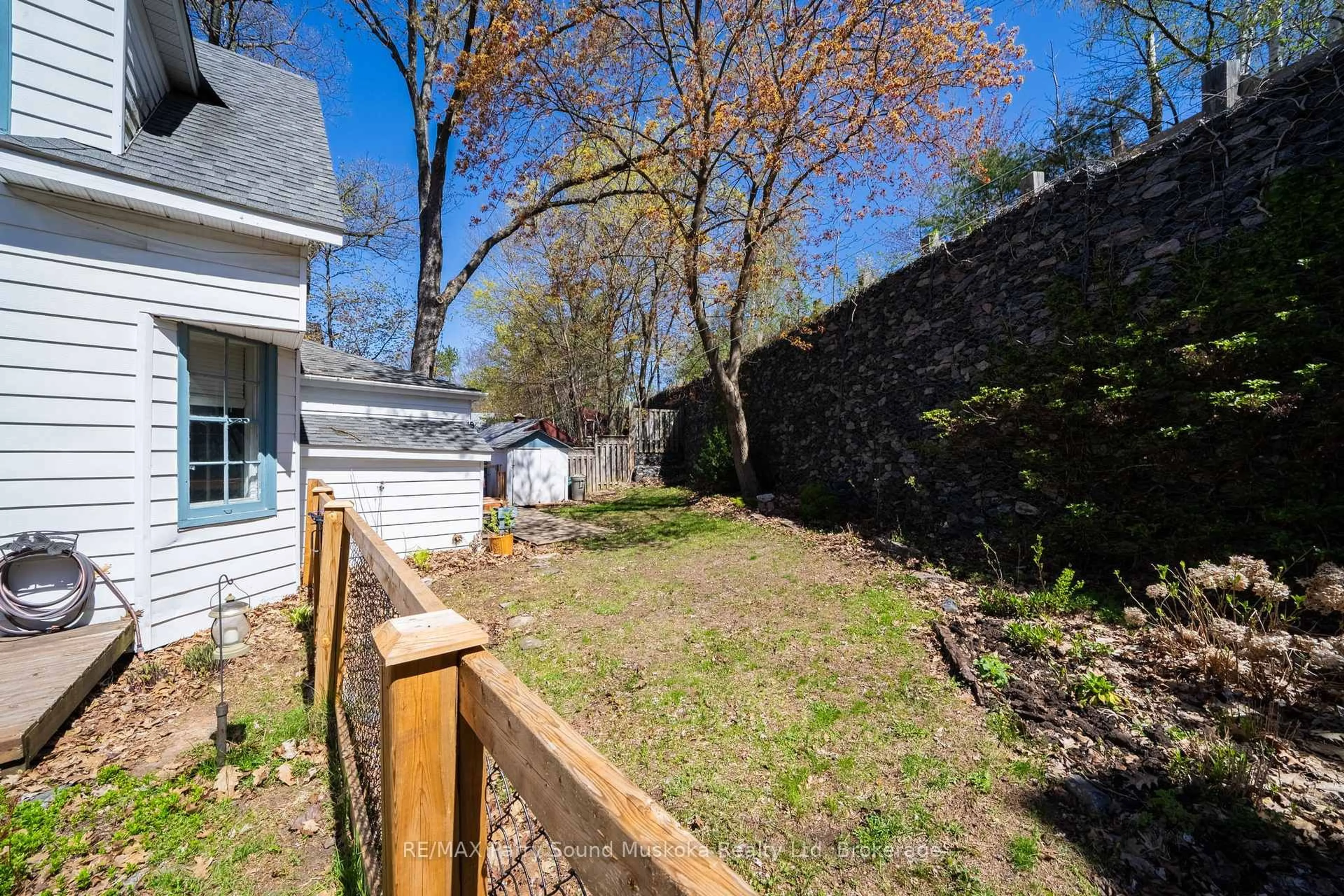 Patio, street for 17 Waubeek St, Parry Sound Ontario P2A 1B8