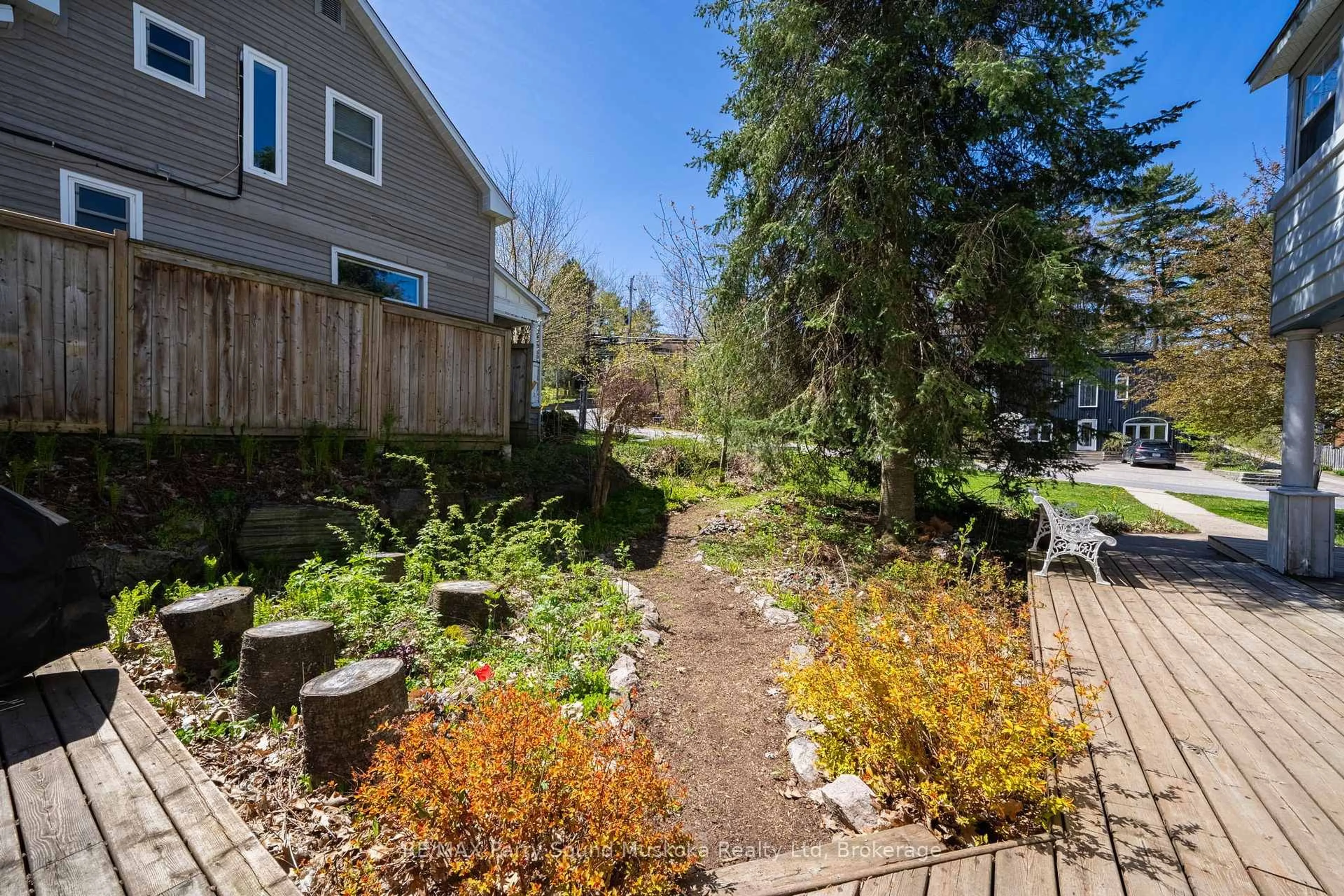 Patio, street for 17 Waubeek St, Parry Sound Ontario P2A 1B8