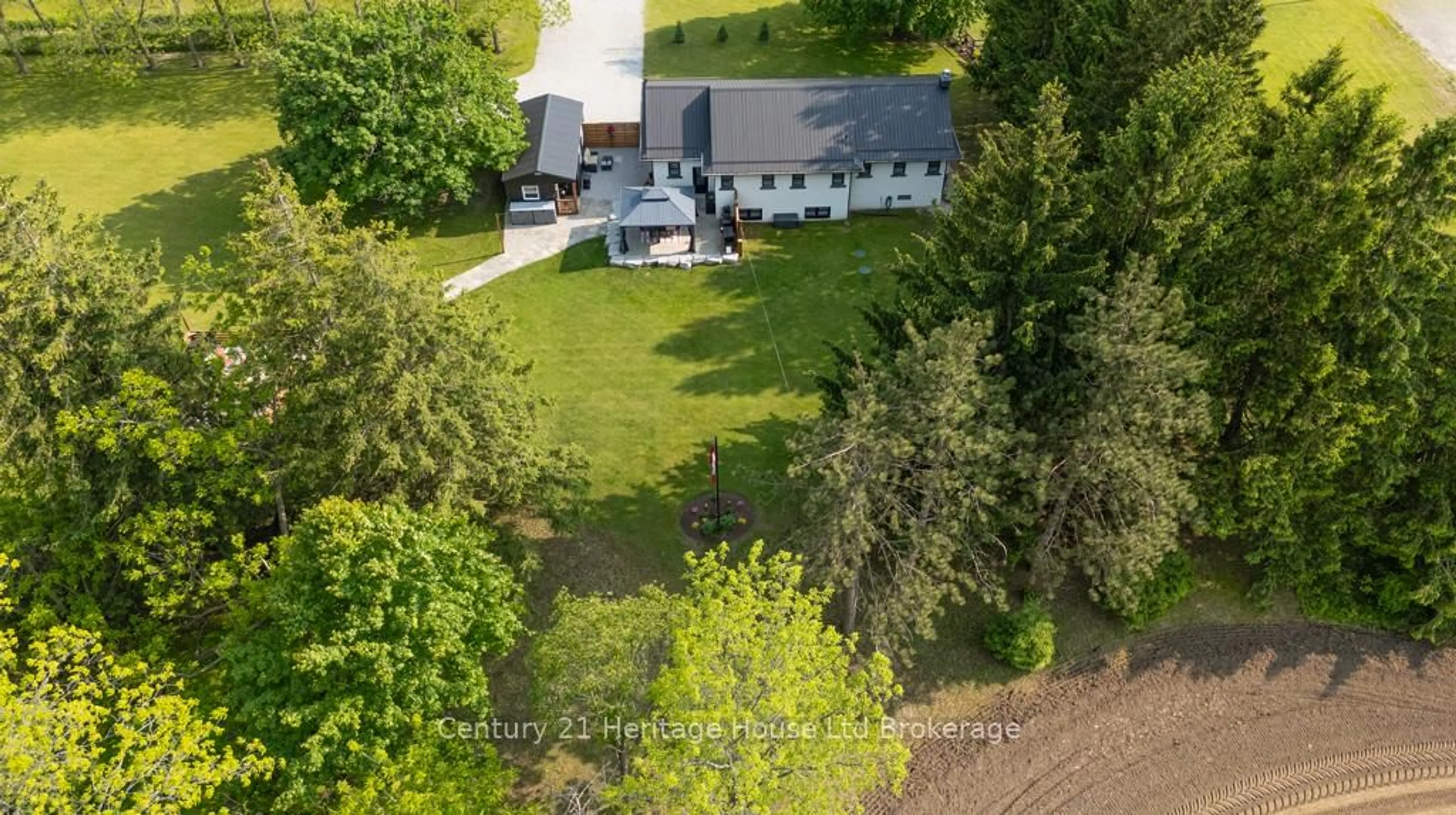 A pic from outside/outdoor area/front of a property/back of a property/a pic from drone, street for 537 Highway 3, Norfolk Ontario N0J 1E0