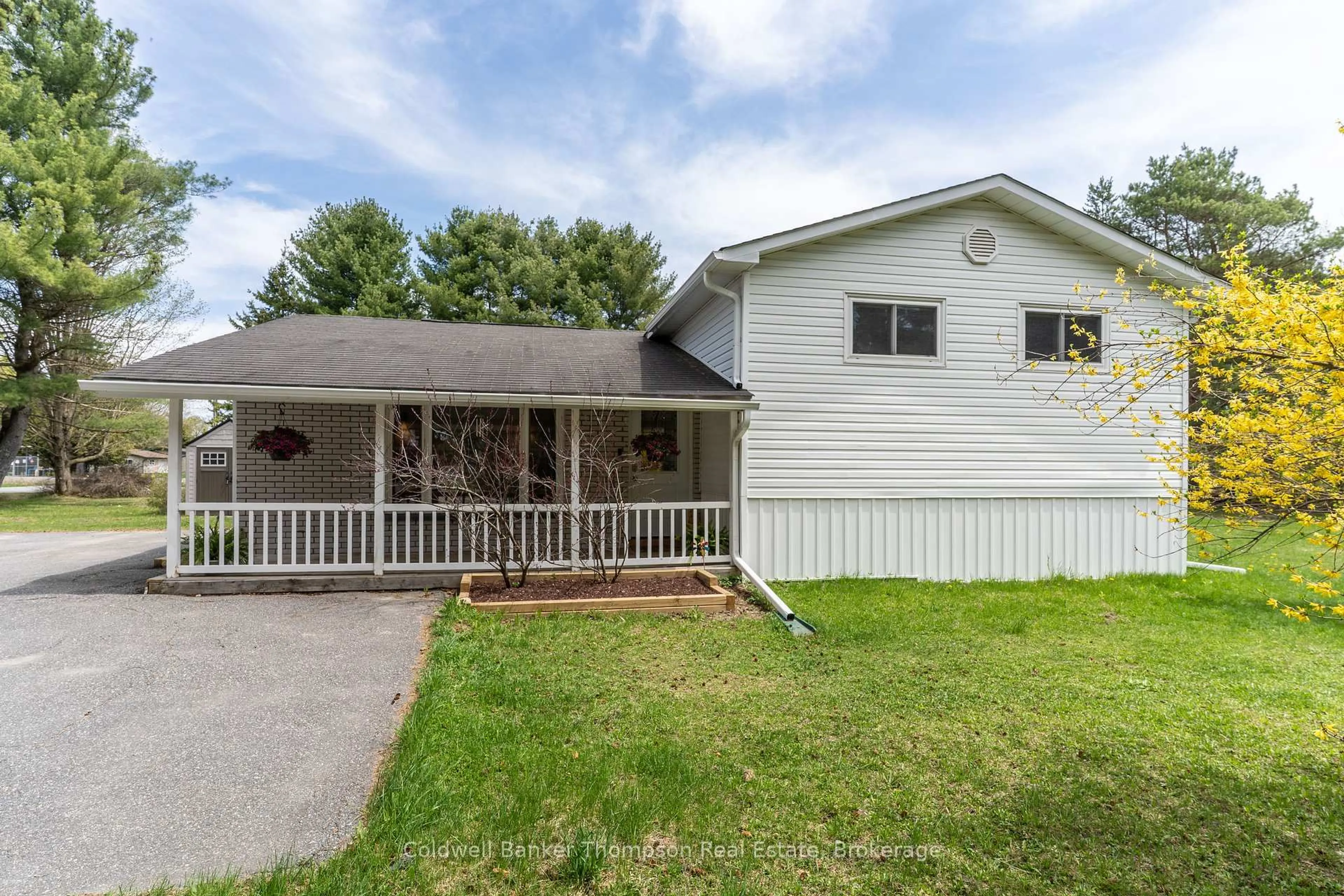 Home with vinyl exterior material, unknown for 209 Ravensglen Dr, Huntsville Ontario P1H 1L7