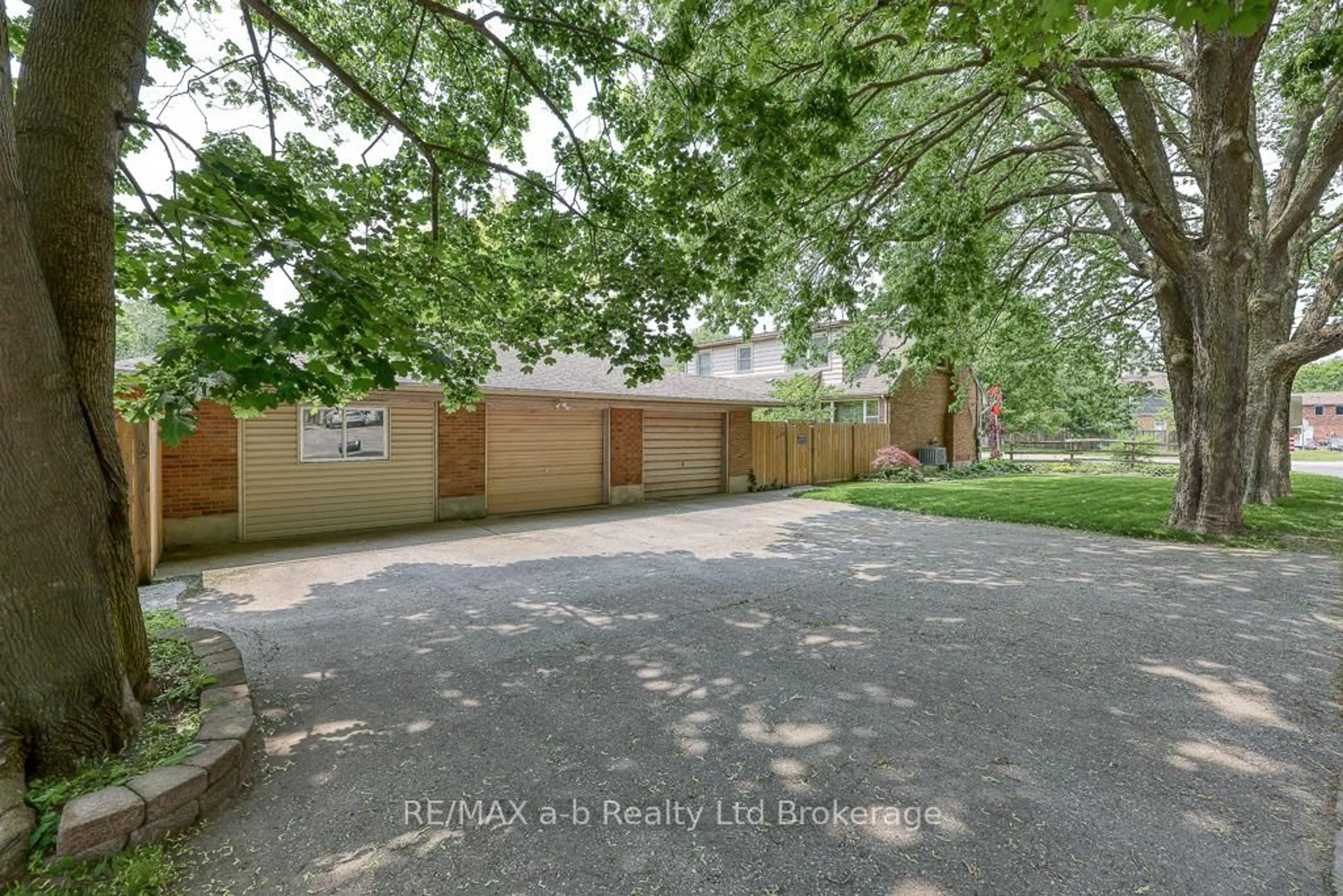 A pic from outside/outdoor area/front of a property/back of a property/a pic from drone, street for 699 Kipps Lane, London East Ontario N5Y 4R5