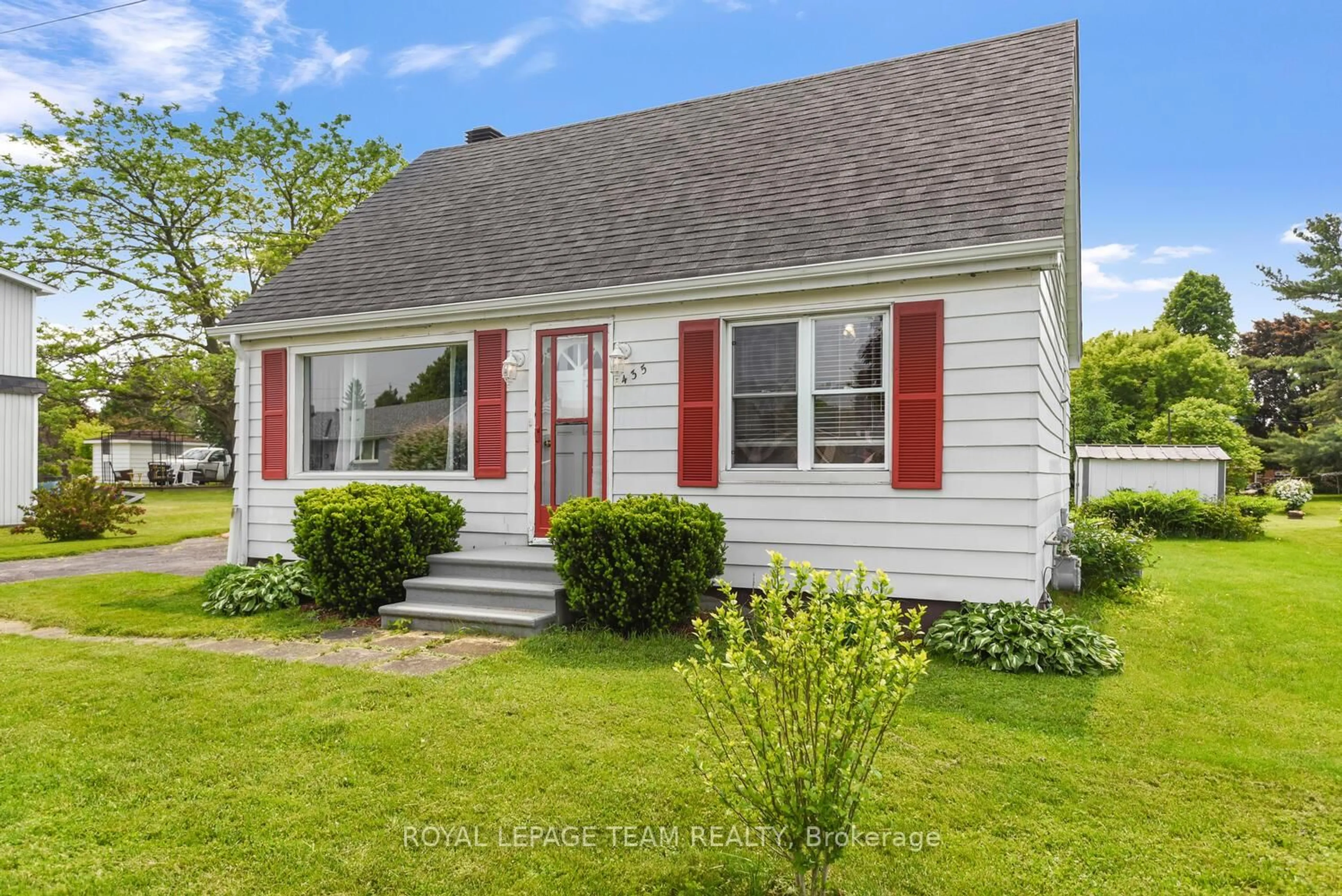 Home with vinyl exterior material, street for 435 Wood St, Prescott Ontario K0E 1T0