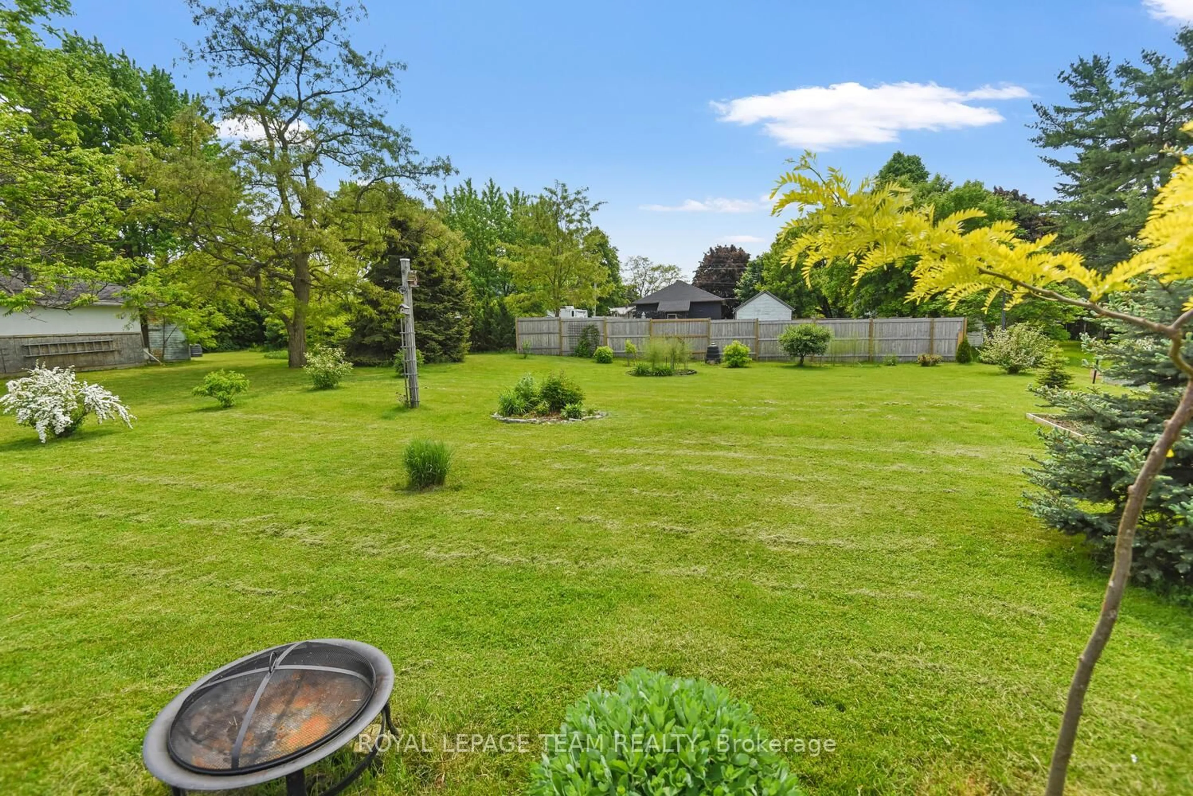 A pic from outside/outdoor area/front of a property/back of a property/a pic from drone, unknown for 435 Wood St, Prescott Ontario K0E 1T0