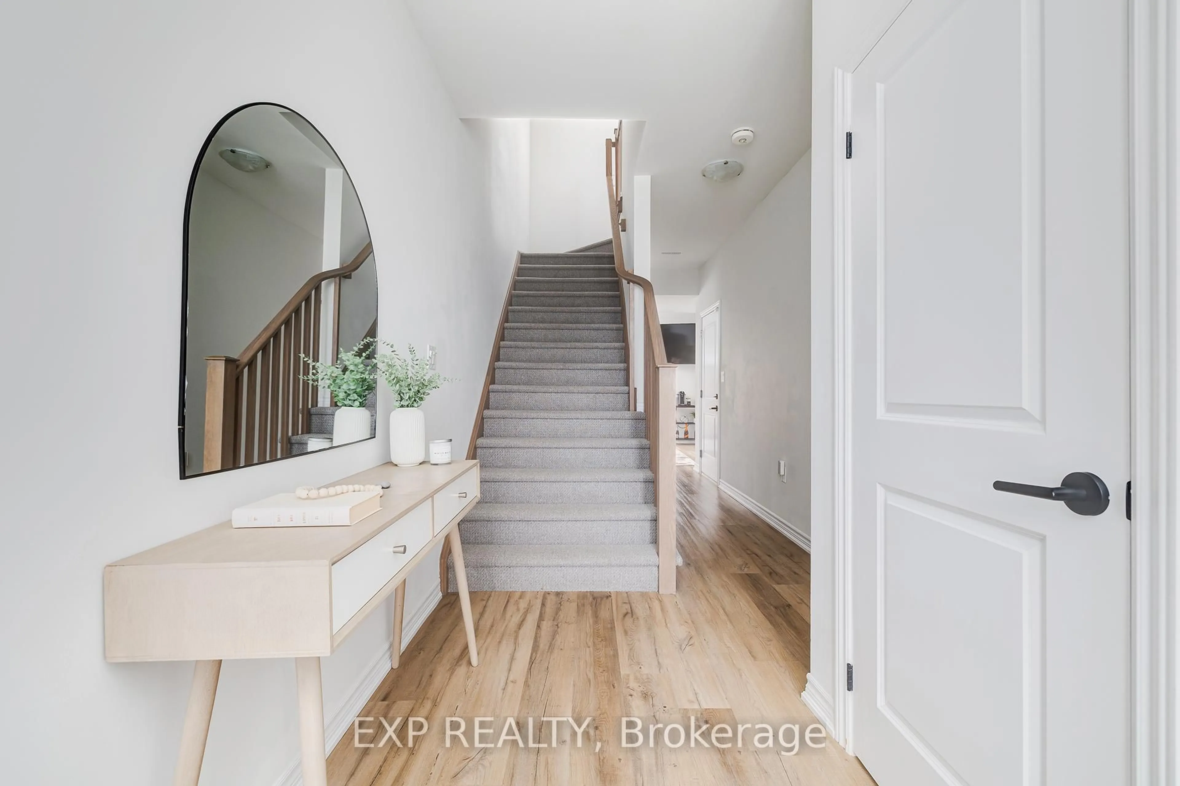 Indoor entryway for 7 Cadwell Lane, Hamilton Ontario L9C 0E7