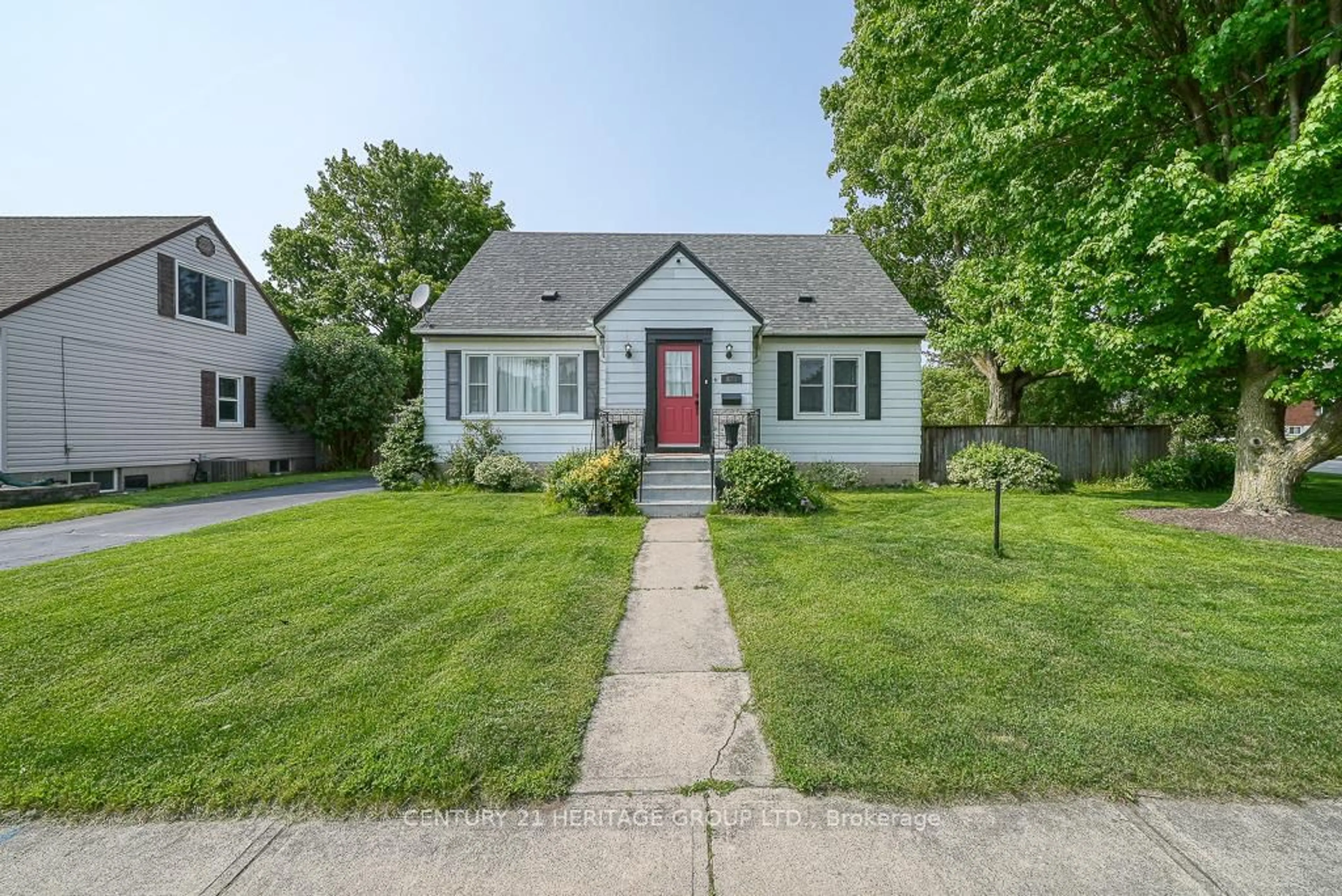 Home with vinyl exterior material, street for 825 Maple Ave, Woodstock Ontario N4S 2A5