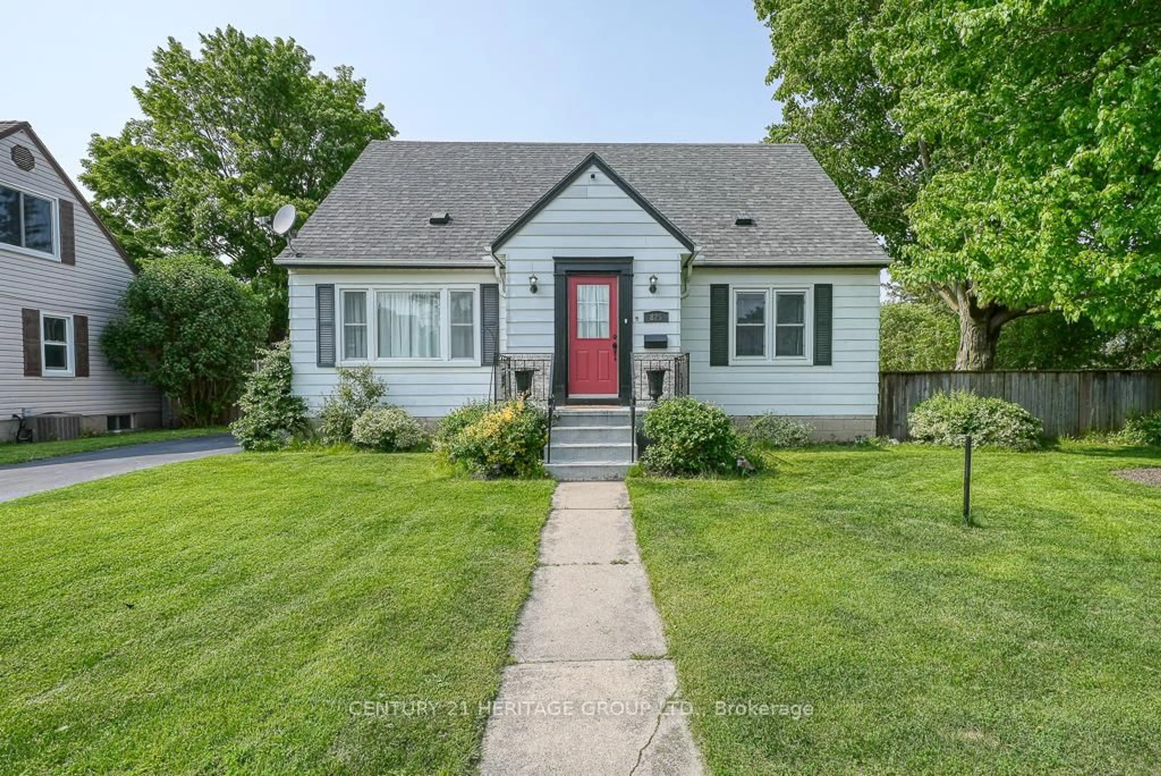 Home with vinyl exterior material, street for 825 Maple Ave, Woodstock Ontario N4S 2A5