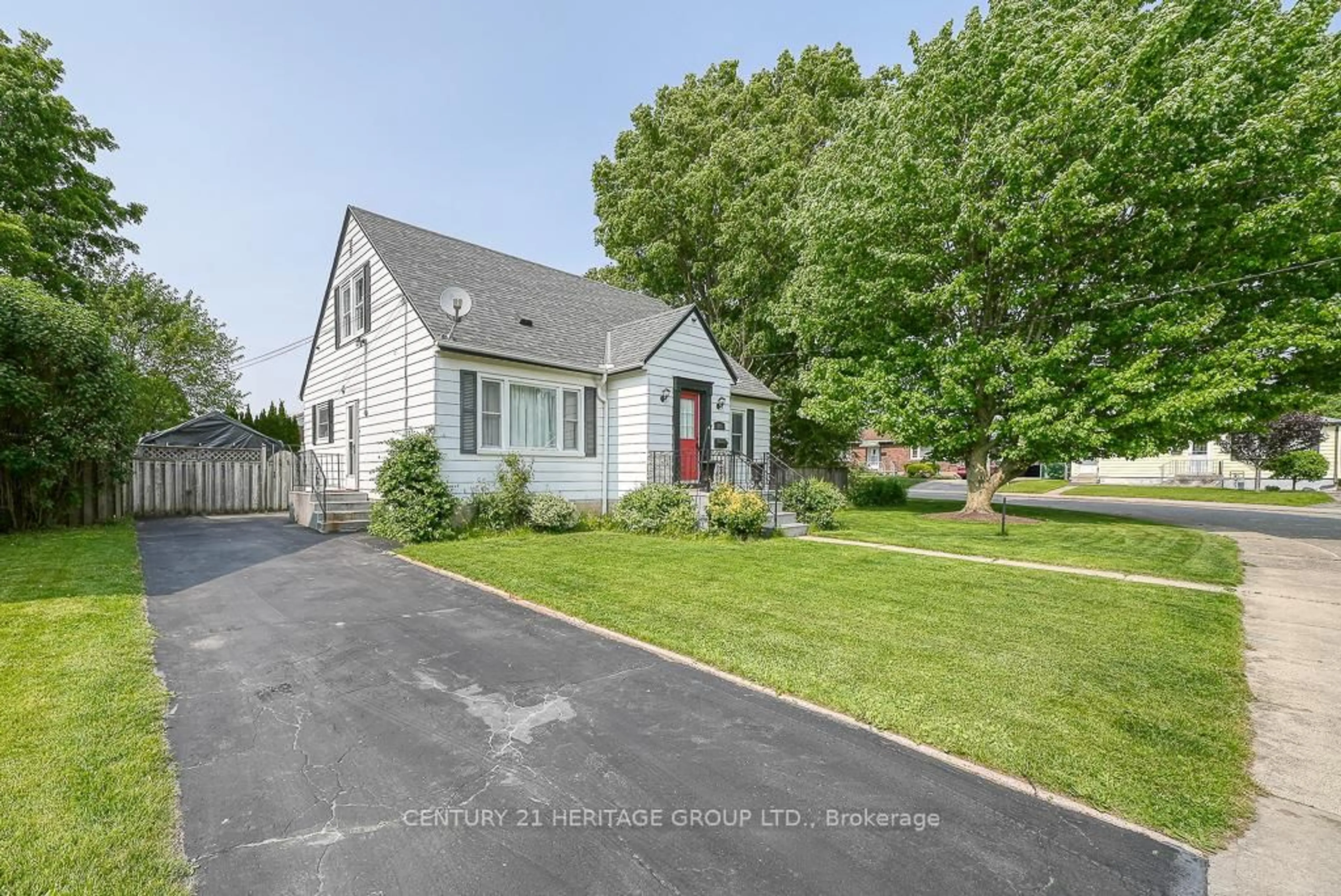 A pic from outside/outdoor area/front of a property/back of a property/a pic from drone, street for 825 Maple Ave, Woodstock Ontario N4S 2A5