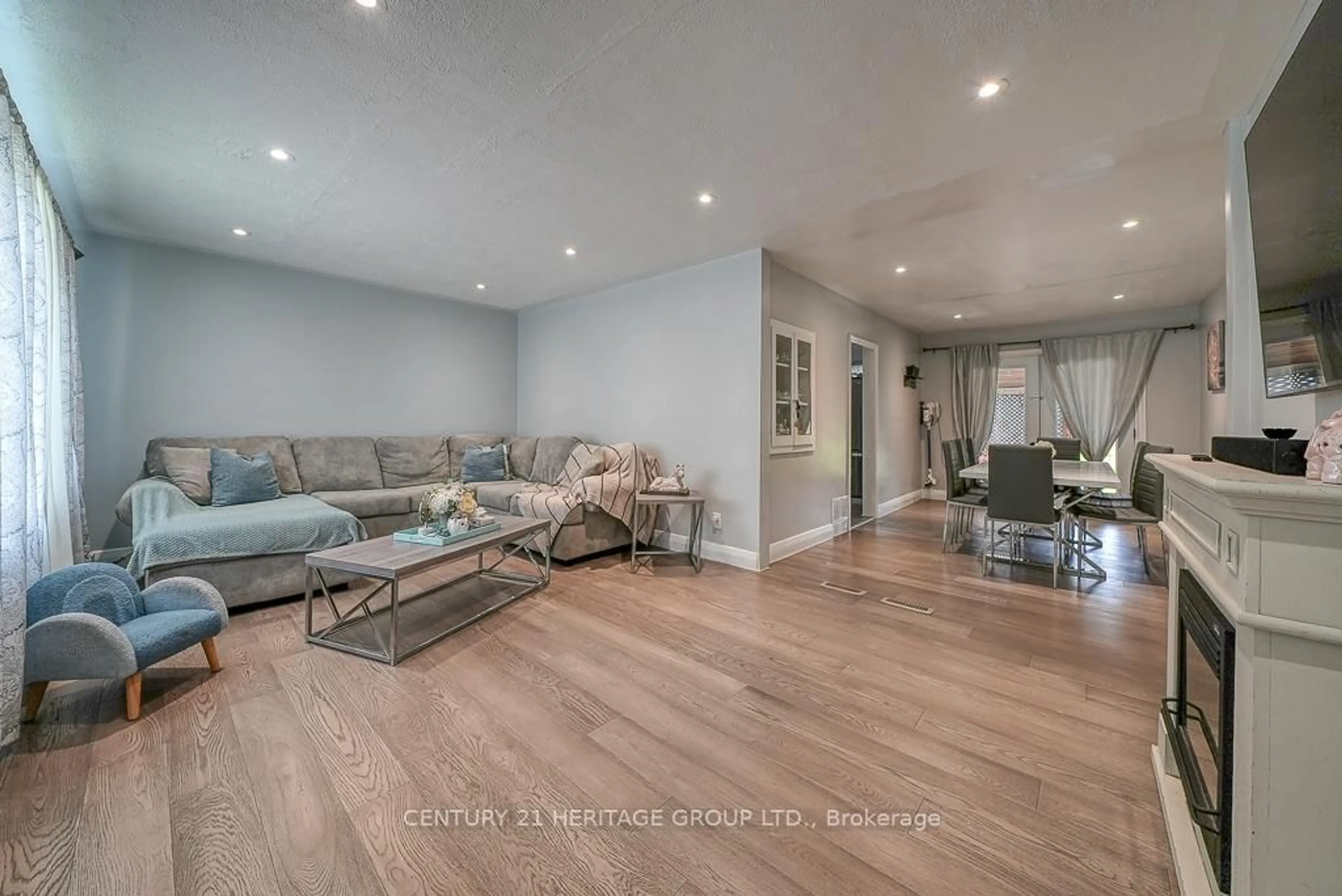 Living room with furniture, unknown for 825 Maple Ave, Woodstock Ontario N4S 2A5