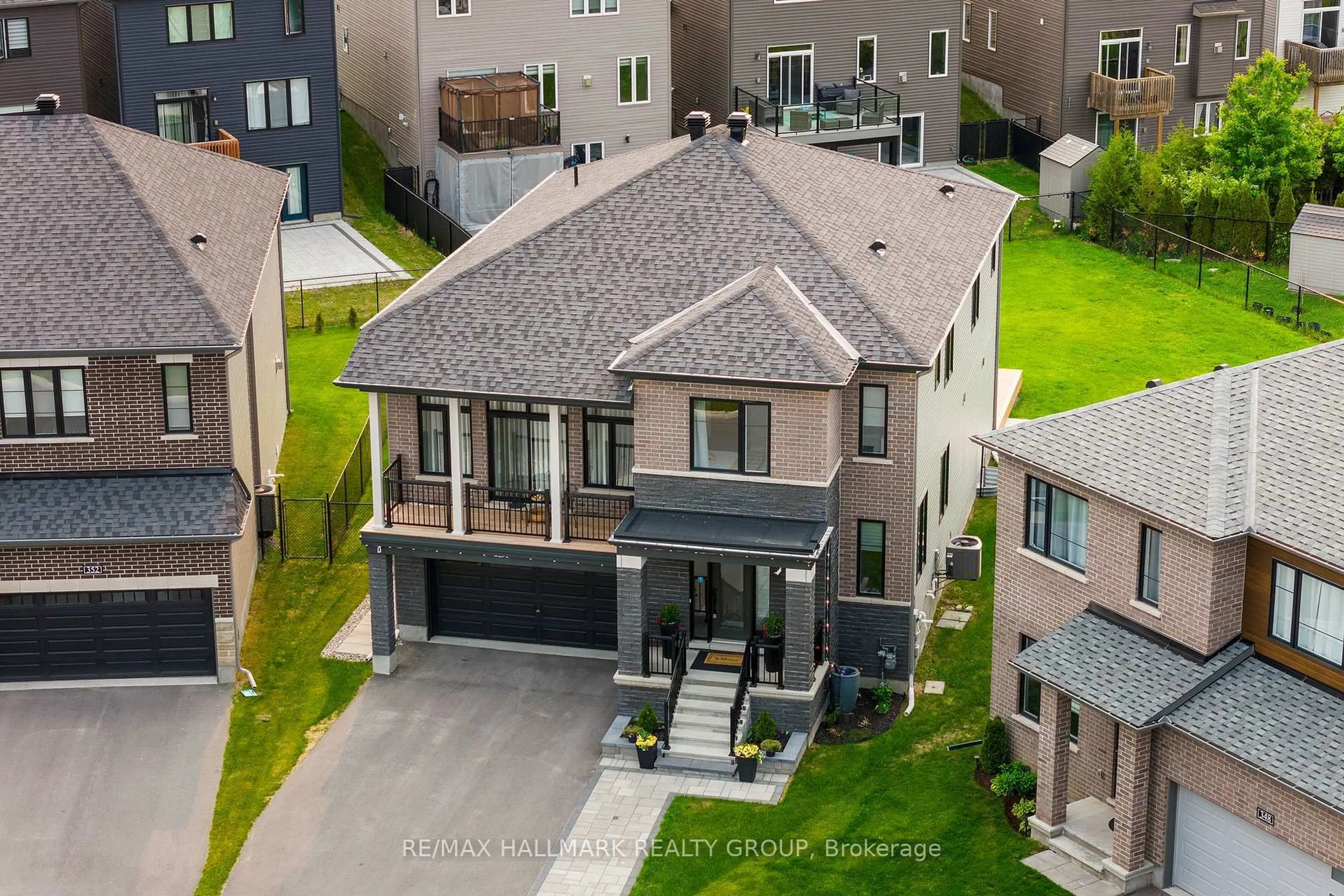 A pic from outside/outdoor area/front of a property/back of a property/a pic from drone, street for 350 Cloyne Cres, Ottawa Ontario K2J 6W4