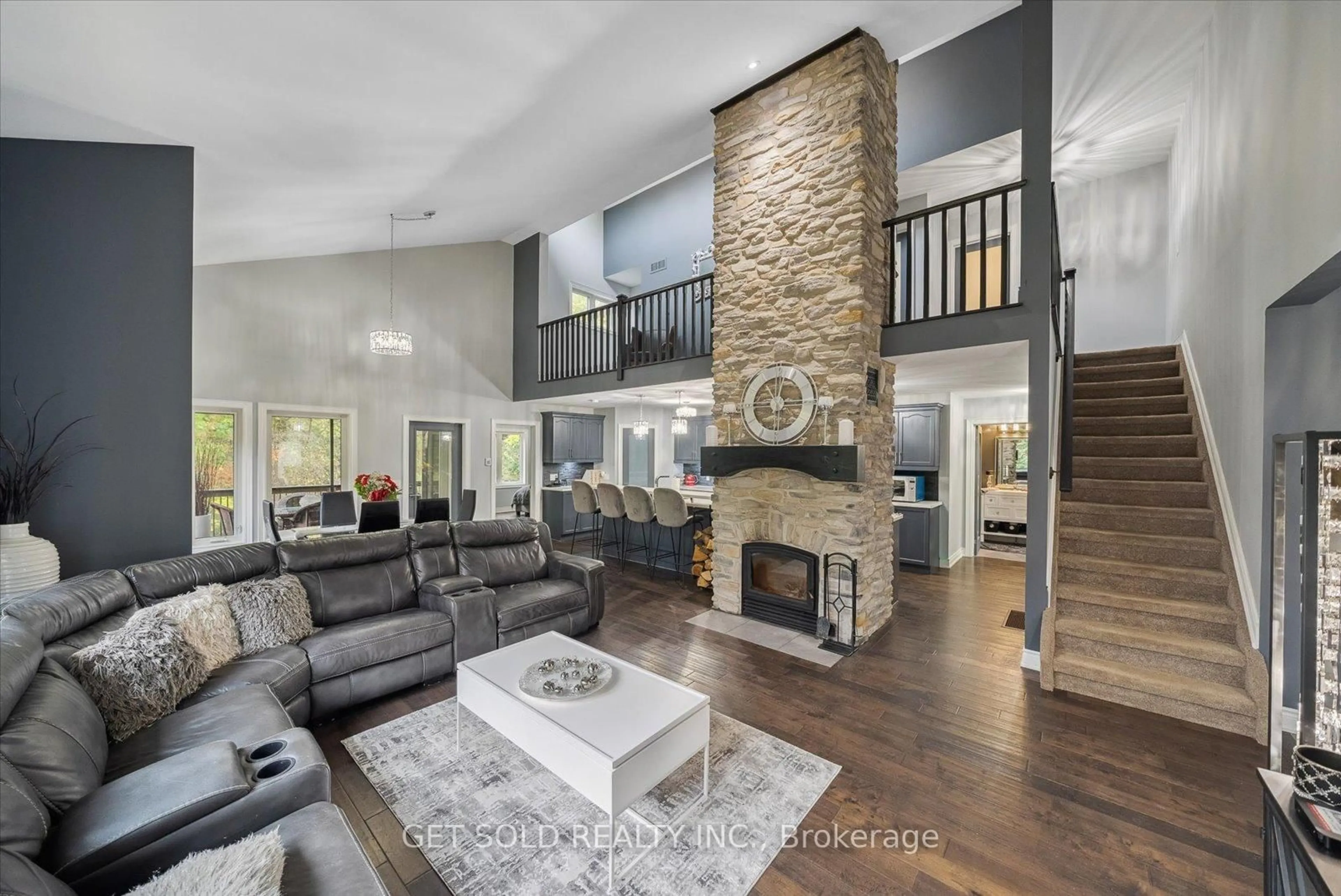 Living room with furniture, unknown for 11 Fieldway Crt, Melancthon Ontario L0N 1J0