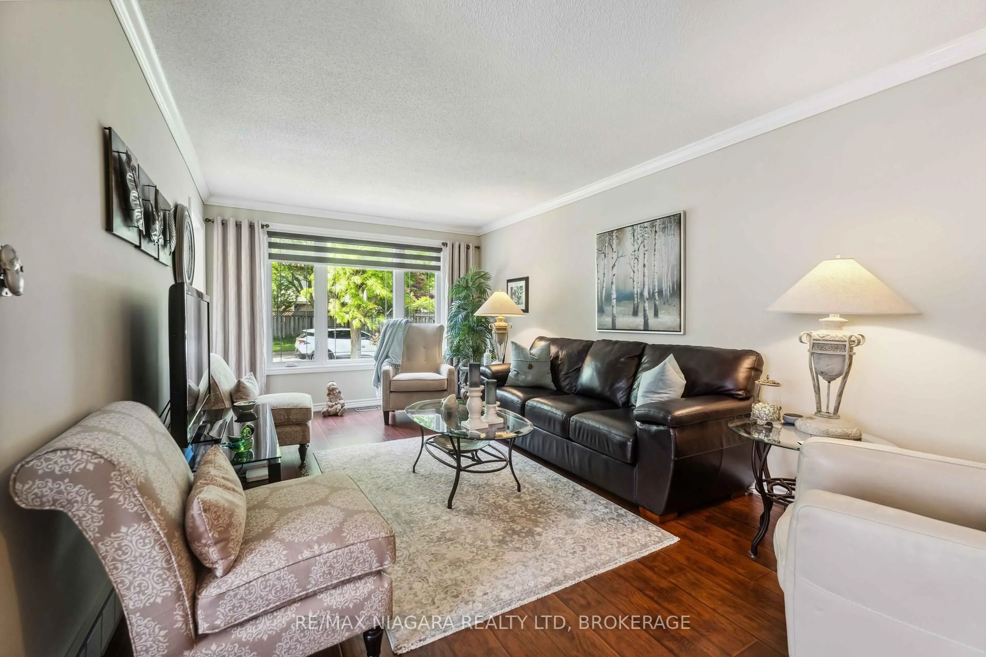 Living room with furniture, unknown for 6154 Wildrose Cres, Niagara Falls Ontario L2G 7T3