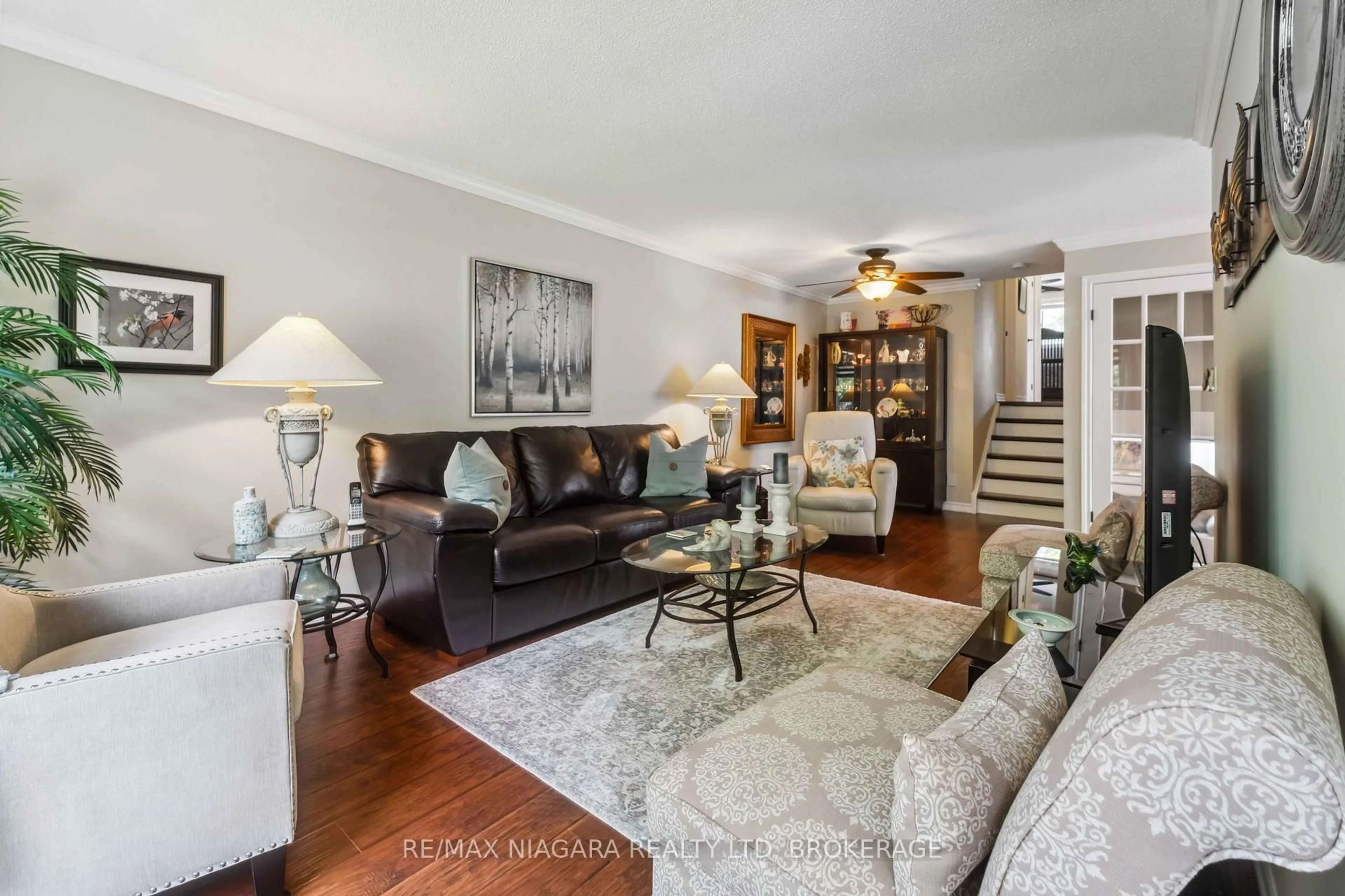 Living room with furniture, unknown for 6154 Wildrose Cres, Niagara Falls Ontario L2G 7T3
