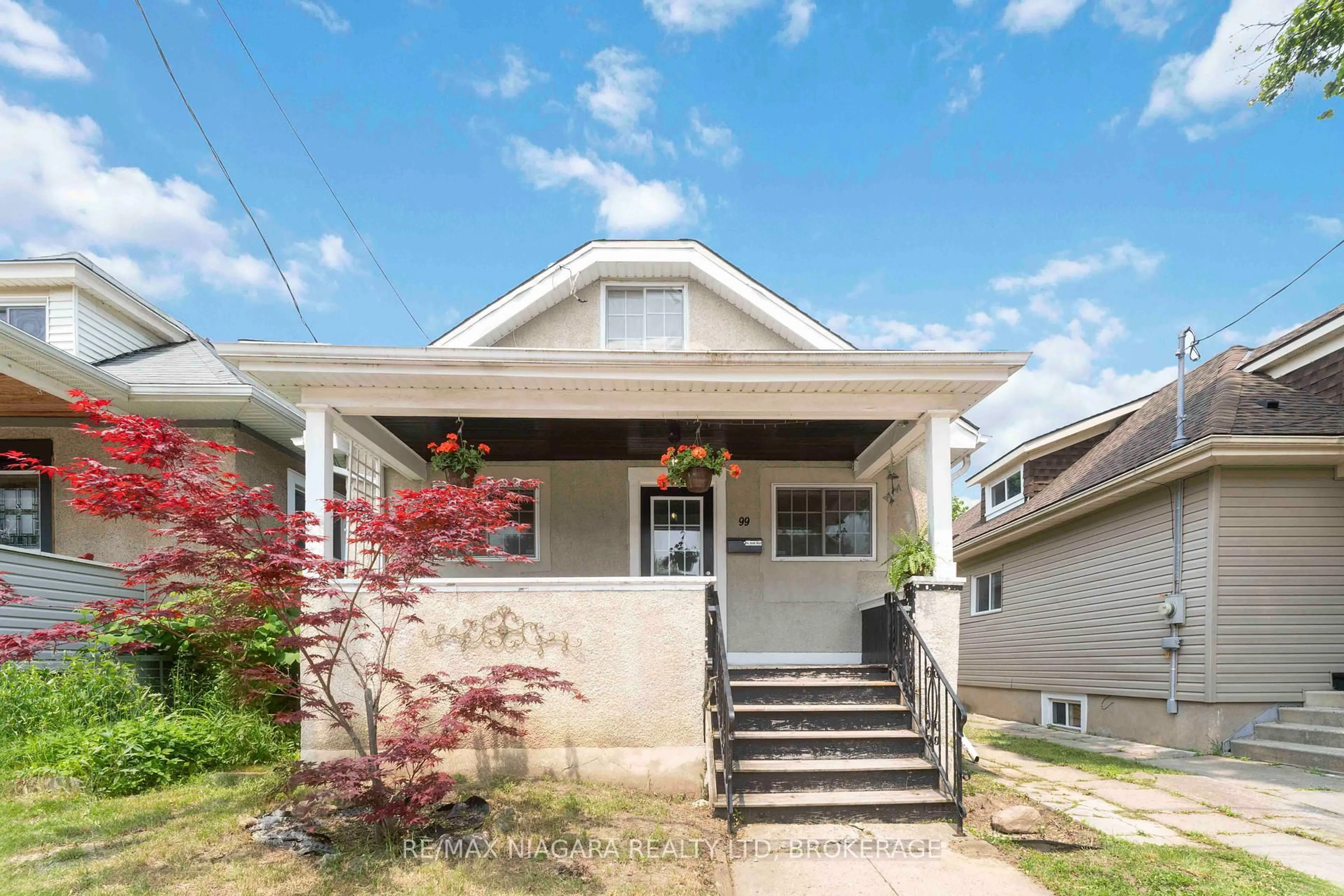 Home with vinyl exterior material, street for 99 Vale Ave, St. Catharines Ontario L2R 1T5