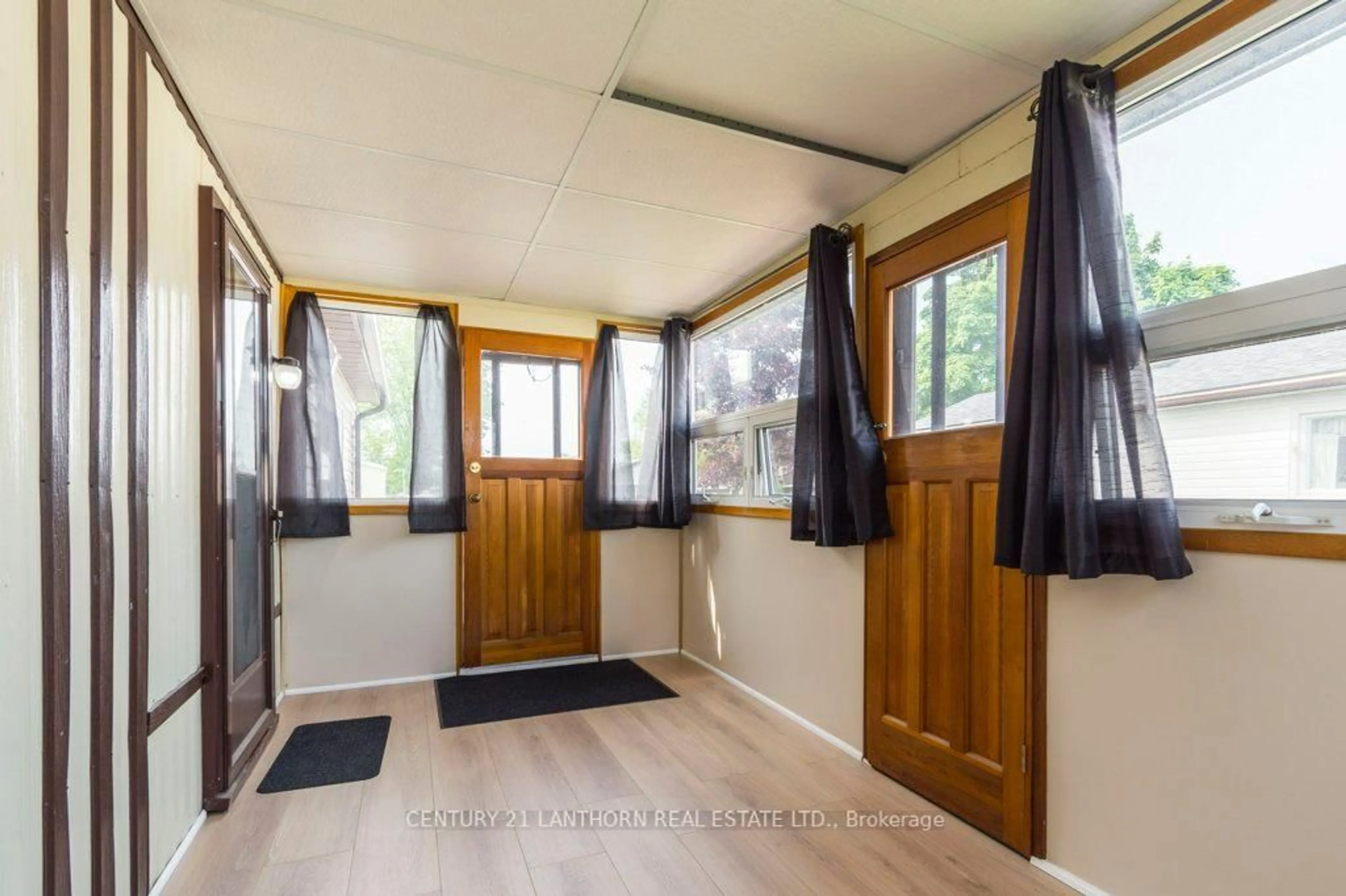 Indoor entryway for 10 Partridge Lane, Quinte West Ontario K8N 4Z3