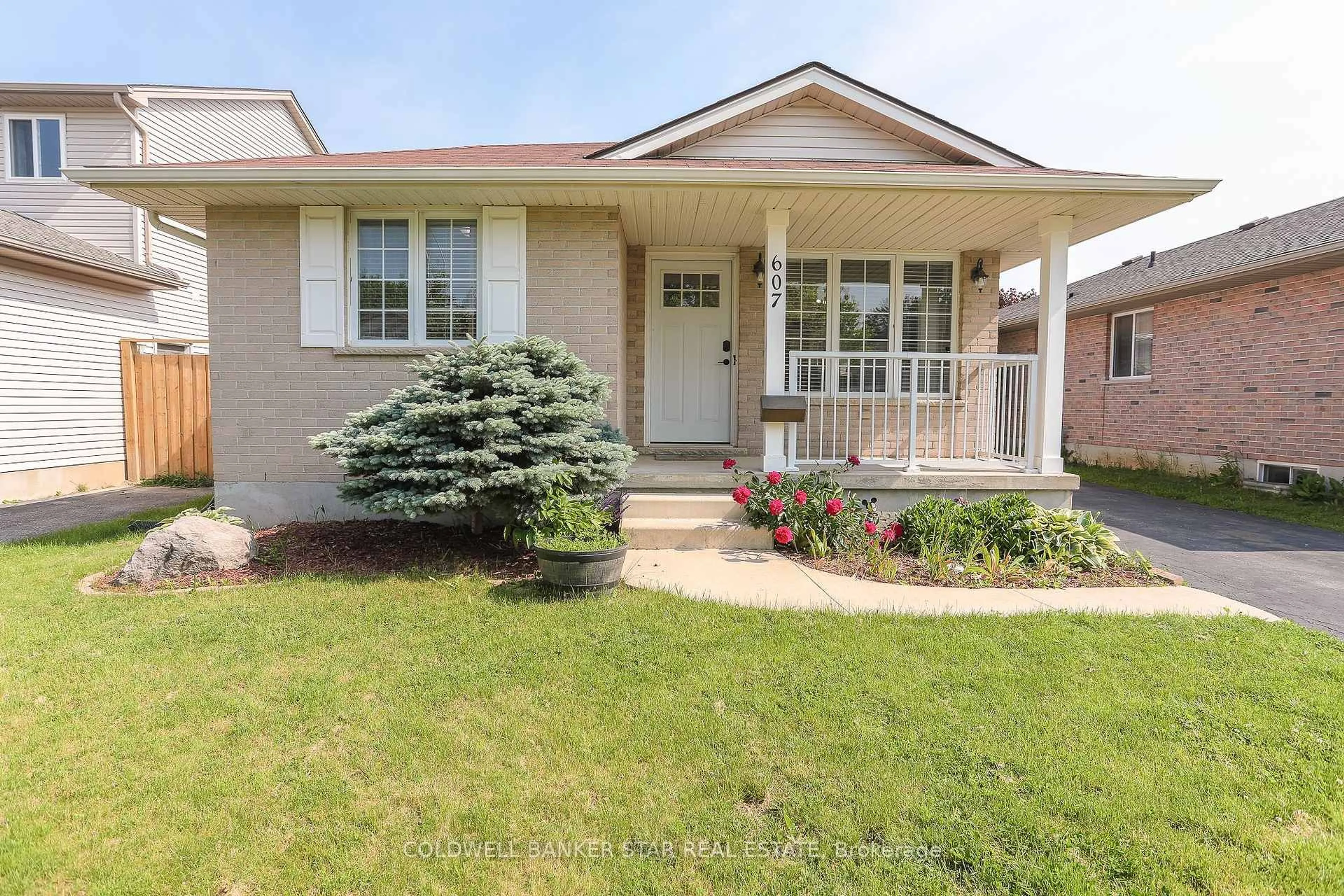 Home with vinyl exterior material, street for 607 HIGHVIEW Dr, St. Thomas Ontario N5R 6B4