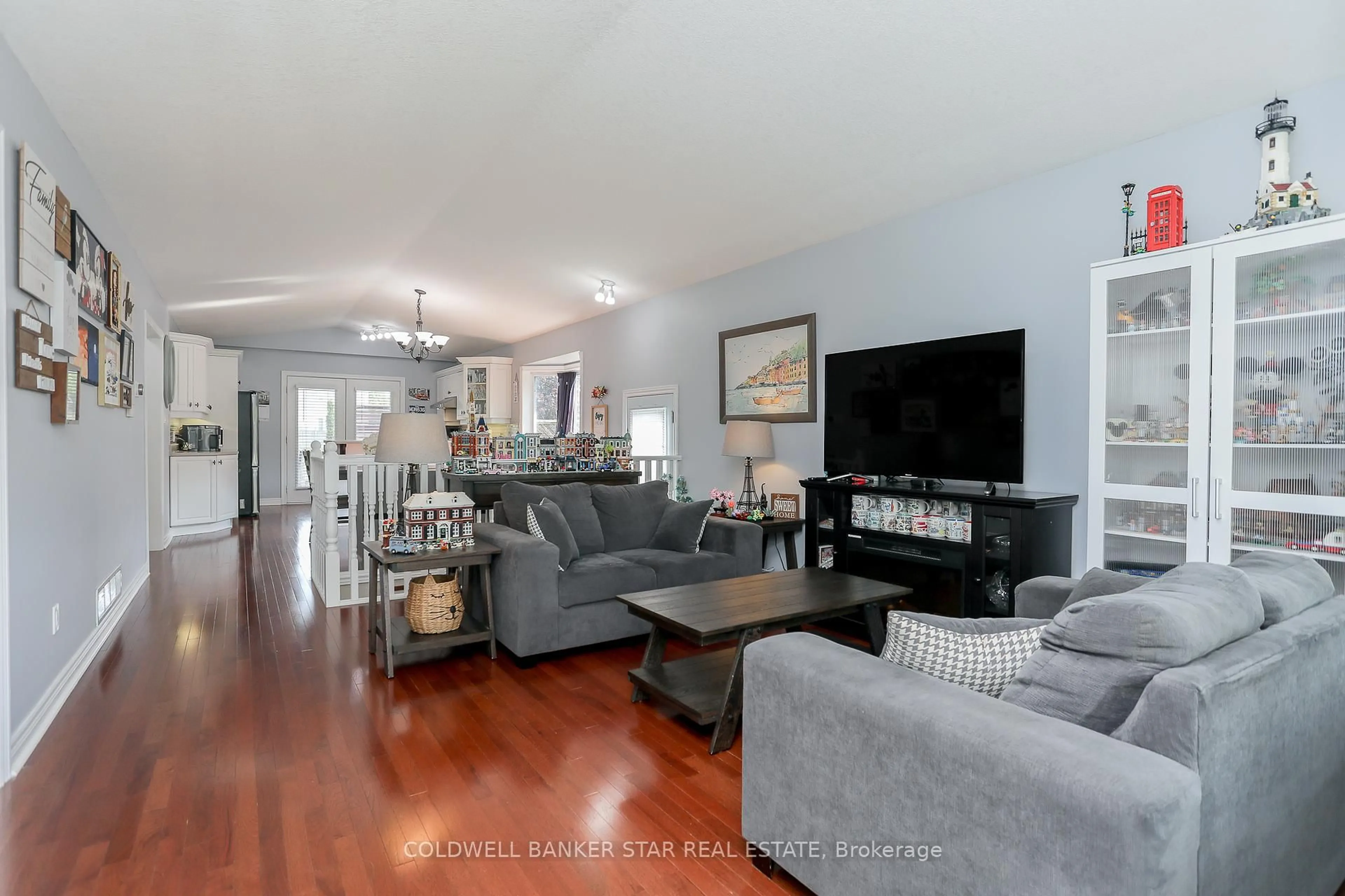 Living room with furniture, unknown for 607 HIGHVIEW Dr, St. Thomas Ontario N5R 6B4