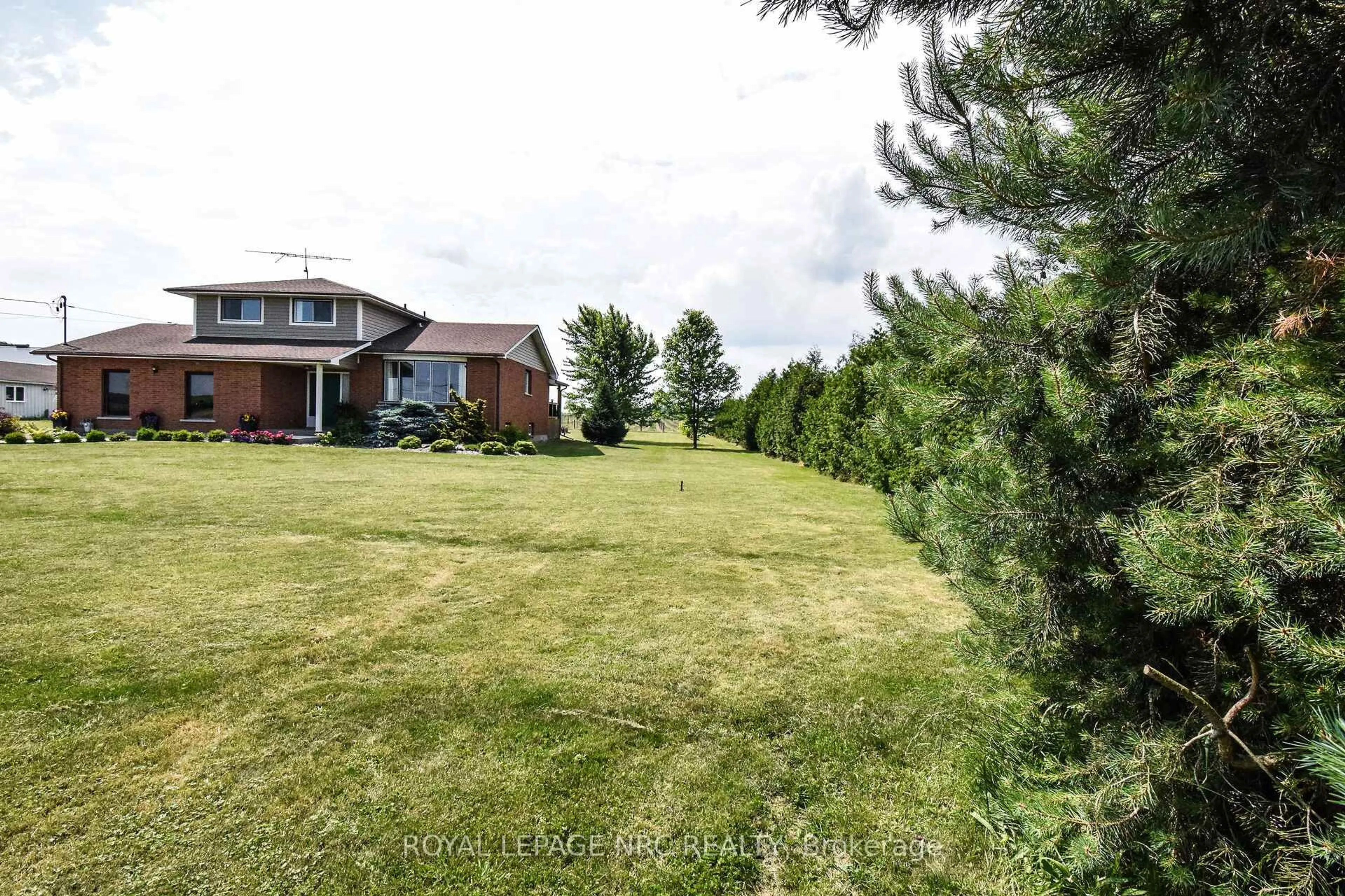 A pic from outside/outdoor area/front of a property/back of a property/a pic from drone, unknown for 155 East West Line Rd, Niagara-on-the-Lake Ontario L0S 1J0