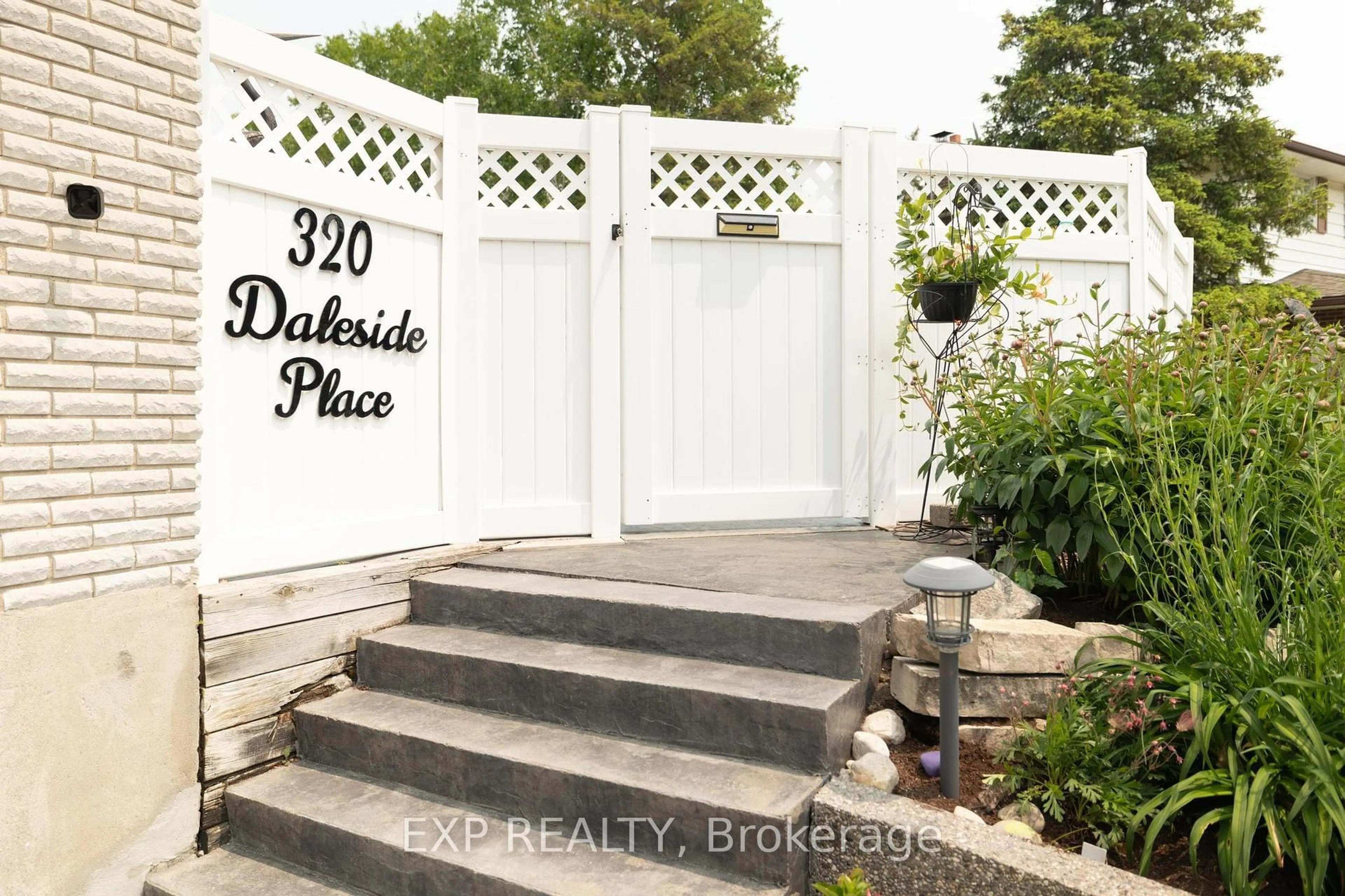 Patio, building for 320 Daleside Pl, Waterloo Ontario N2L 5M4