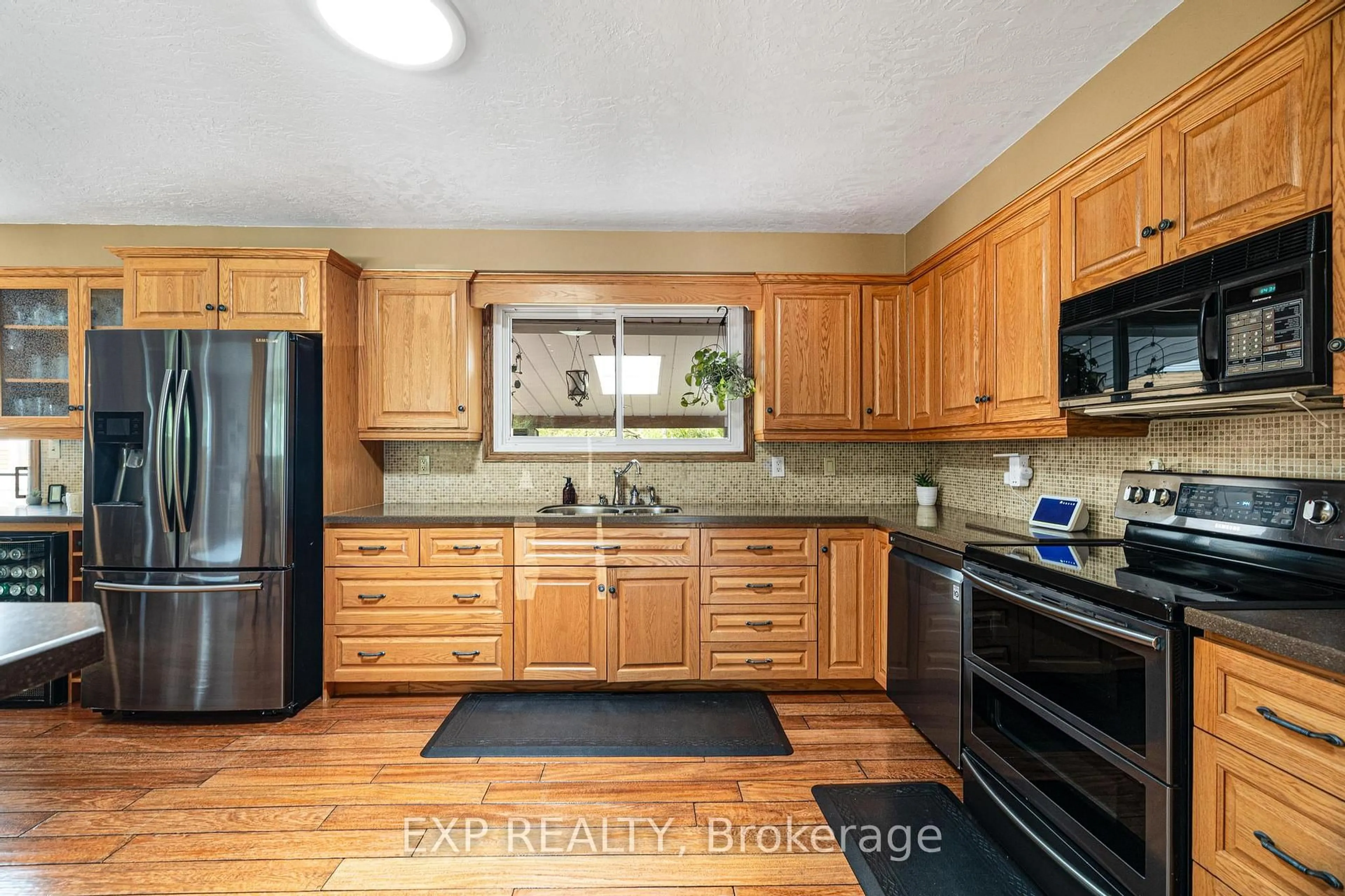 Standard kitchen, ceramic/tile floor for 320 Daleside Pl, Waterloo Ontario N2L 5M4
