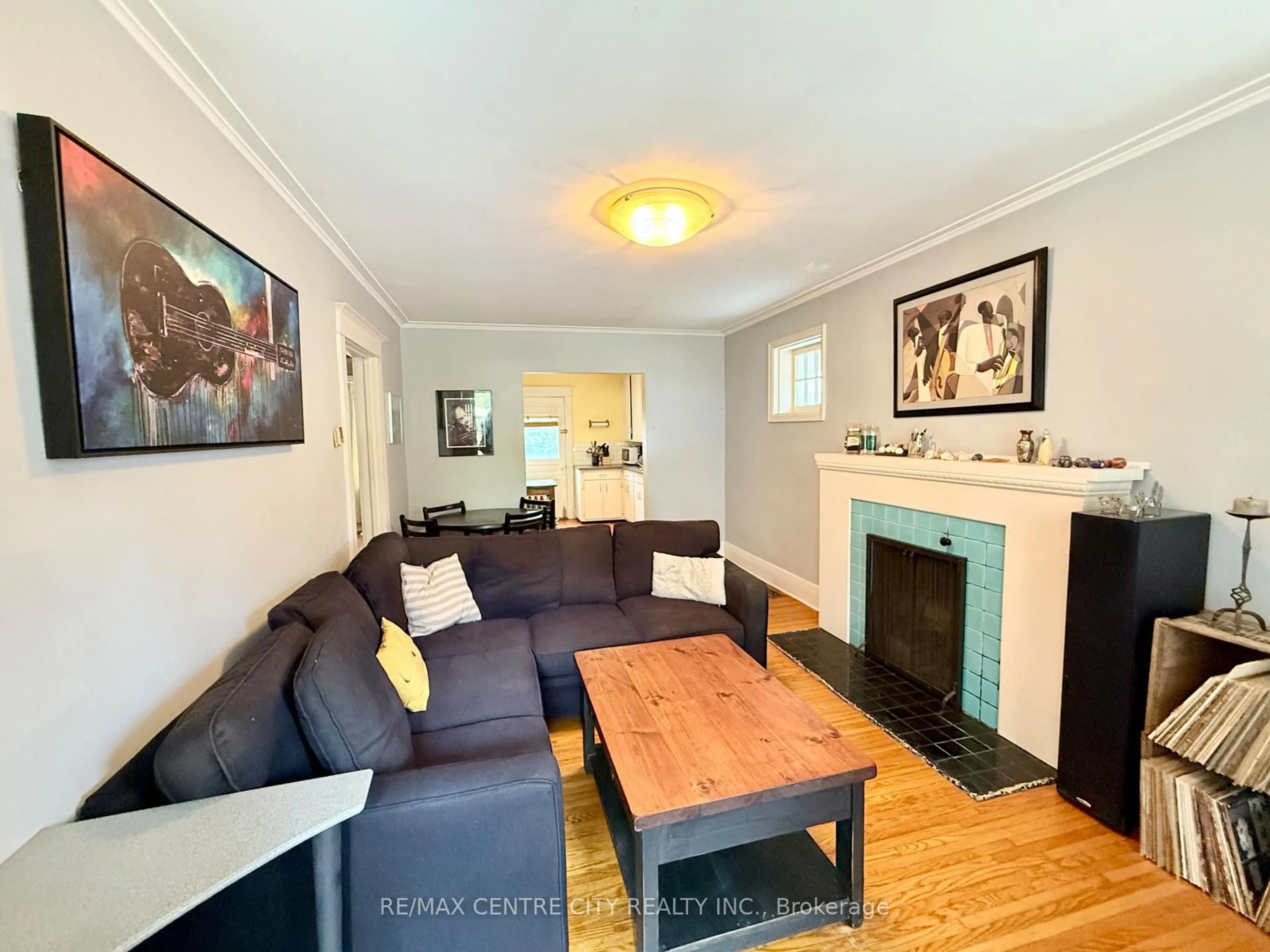 Living room with furniture, wood/laminate floor for 18 Mackinnon Pl, London South Ontario N6C 3K6