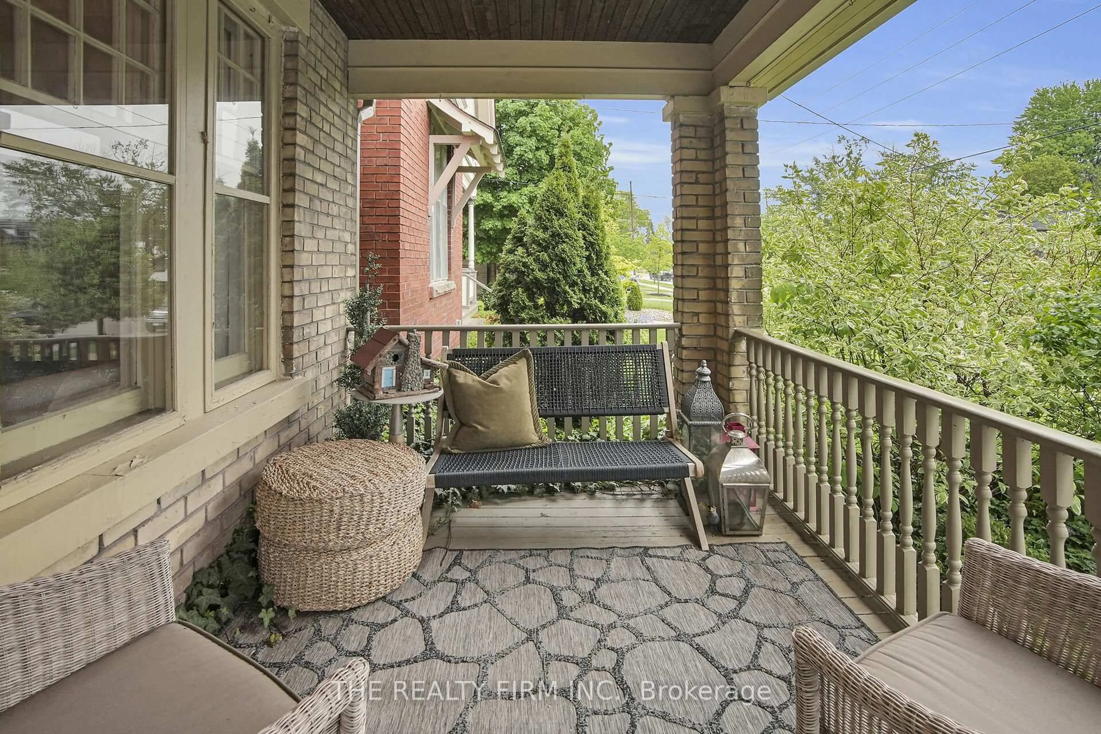 Patio, street for 580 Grosvenor St, London East Ontario N5Y 3T3