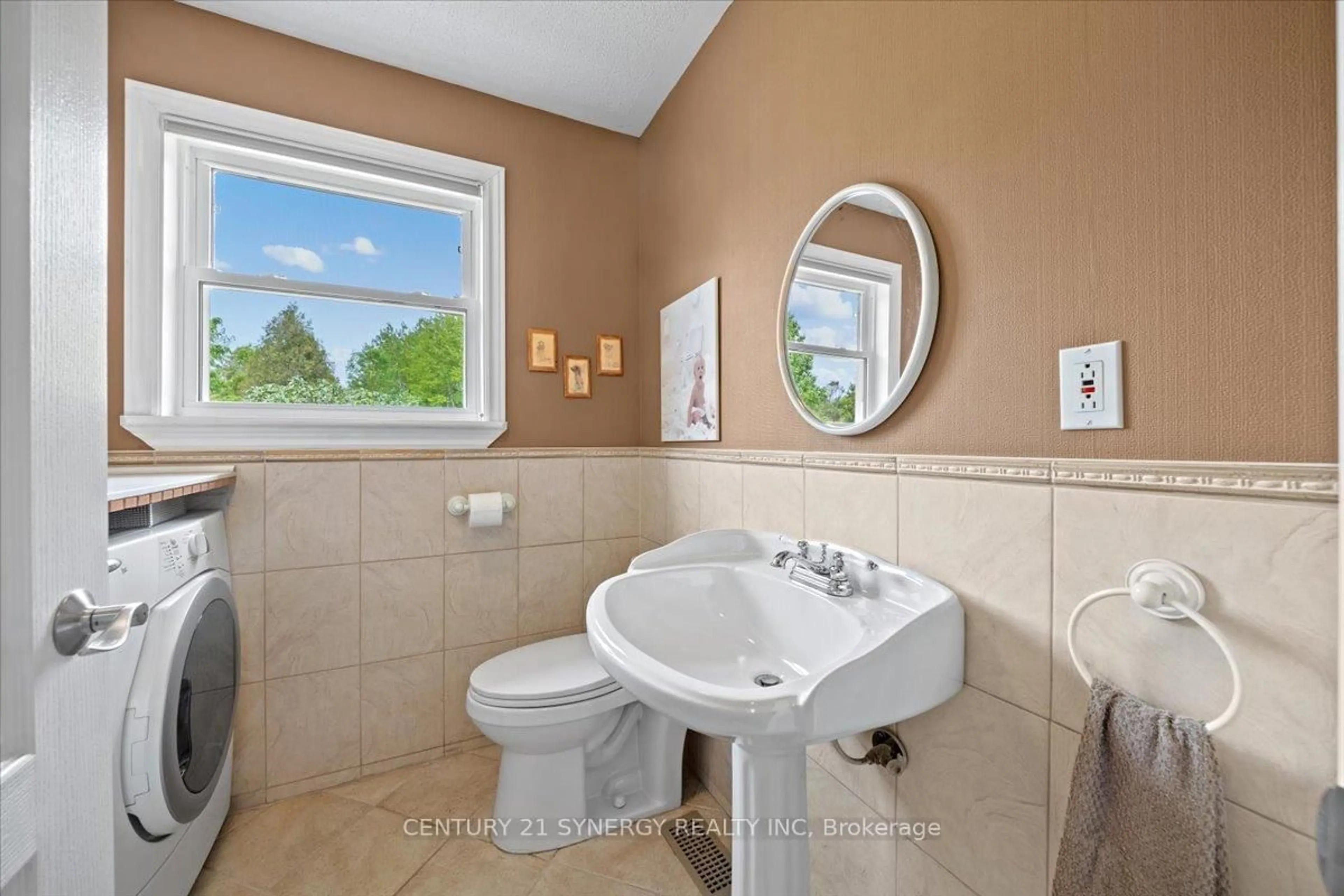 Standard bathroom, ceramic/tile floor for 1921 Greys Creek Rd, Ottawa Ontario K4P 1H7