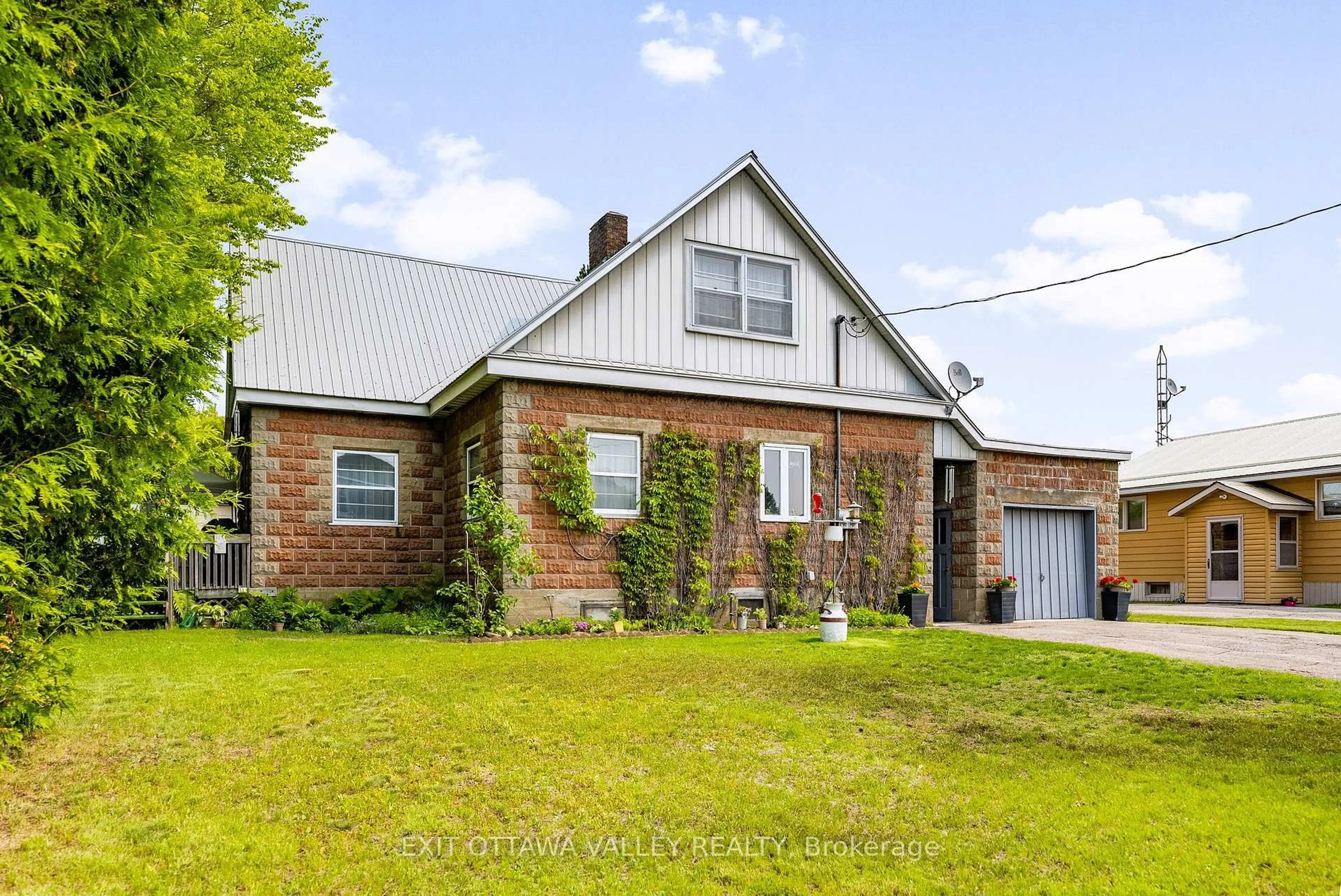 A pic from outside/outdoor area/front of a property/back of a property/a pic from drone, building for 117 Bay St, Barry's Bay Ontario K0J 1B0