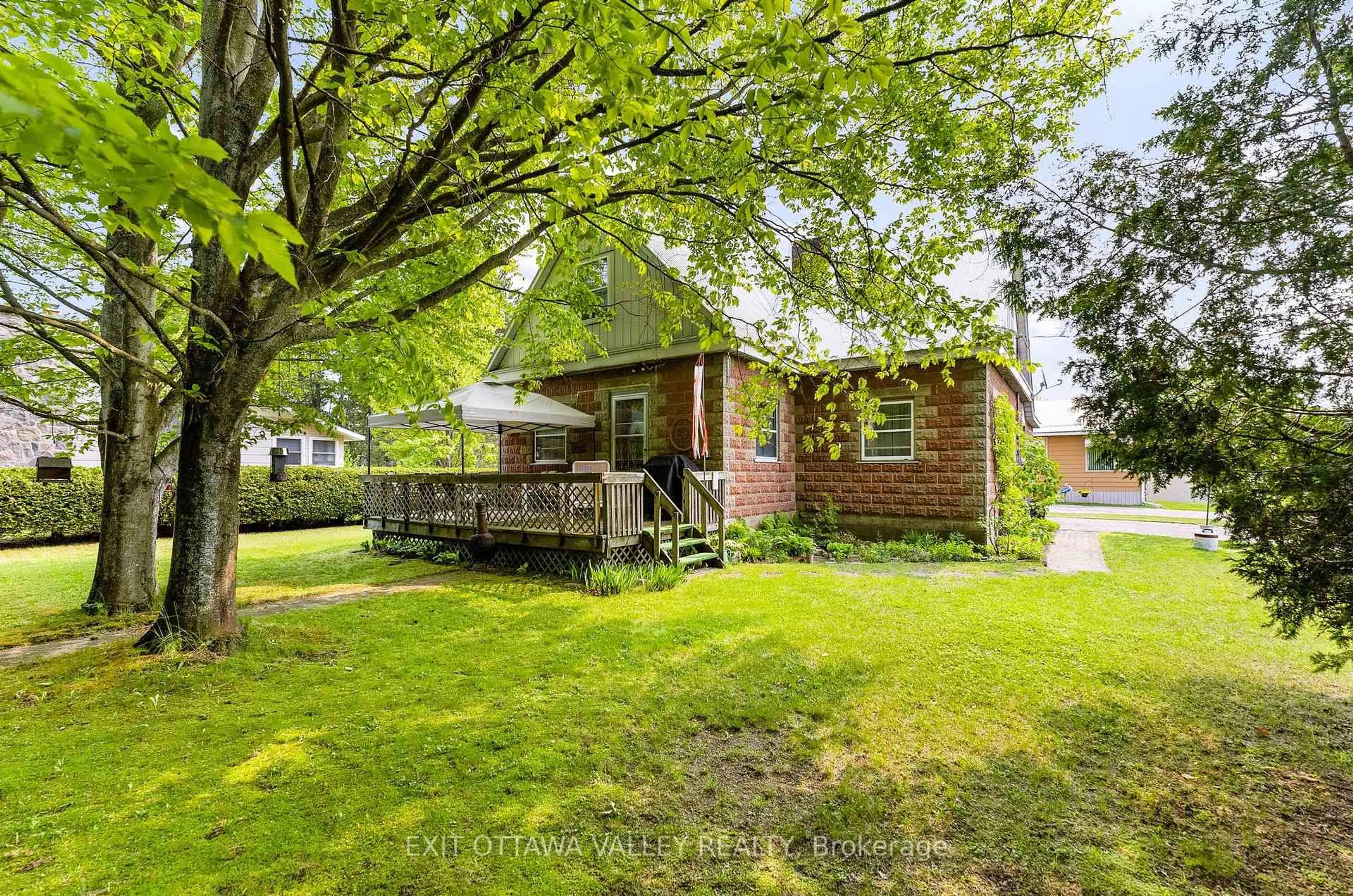 A pic from outside/outdoor area/front of a property/back of a property/a pic from drone, street for 117 Bay St, Barry's Bay Ontario K0J 1B0