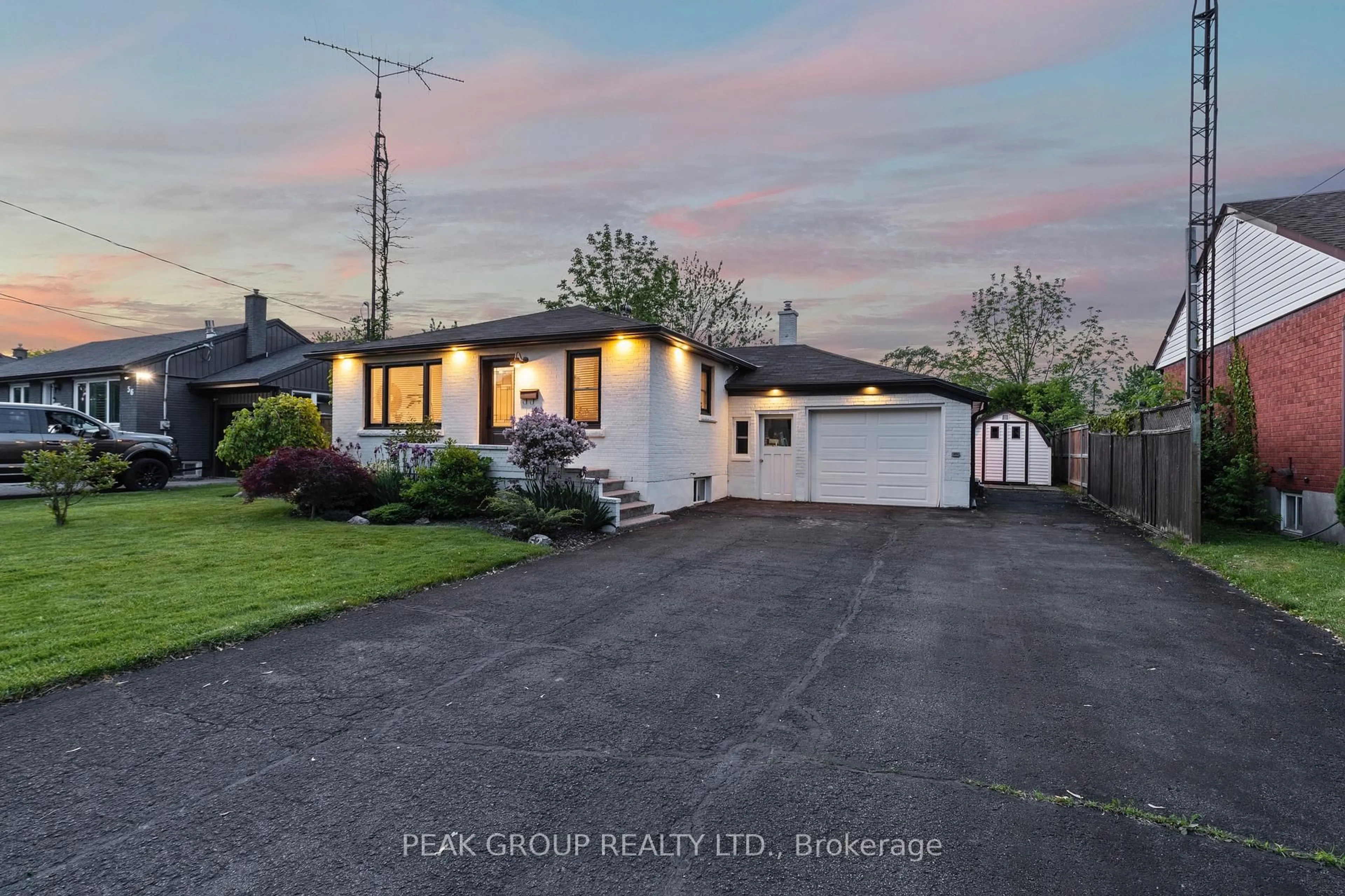 A pic from outside/outdoor area/front of a property/back of a property/a pic from drone, street for 52 Maple Park Dr, Welland Ontario L3C 3X6