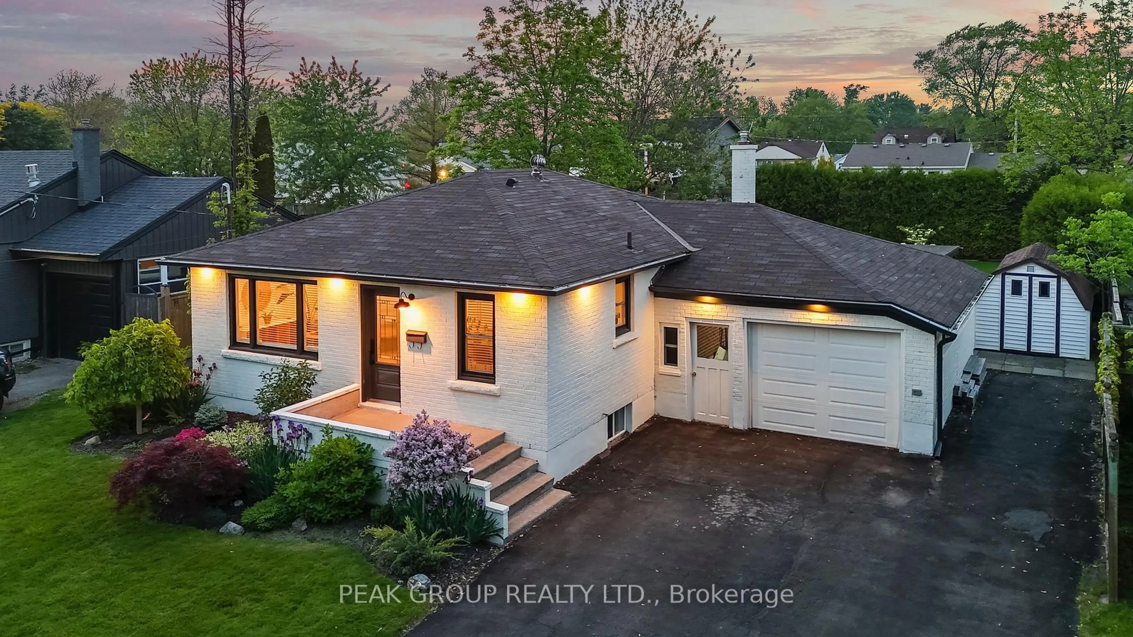 A pic from outside/outdoor area/front of a property/back of a property/a pic from drone, street for 52 Maple Park Dr, Welland Ontario L3C 3X6