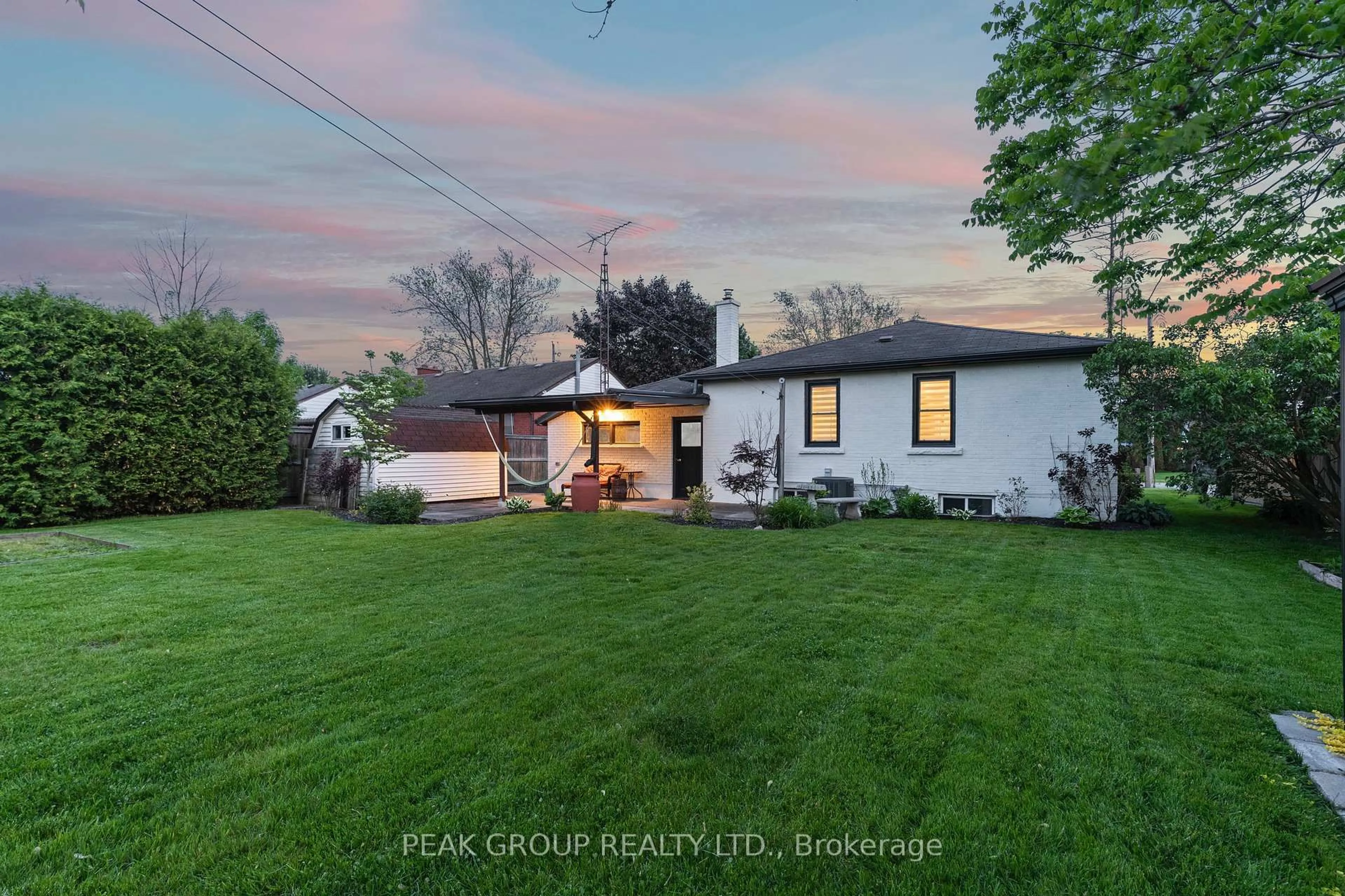 A pic from outside/outdoor area/front of a property/back of a property/a pic from drone, street for 52 Maple Park Dr, Welland Ontario L3C 3X6