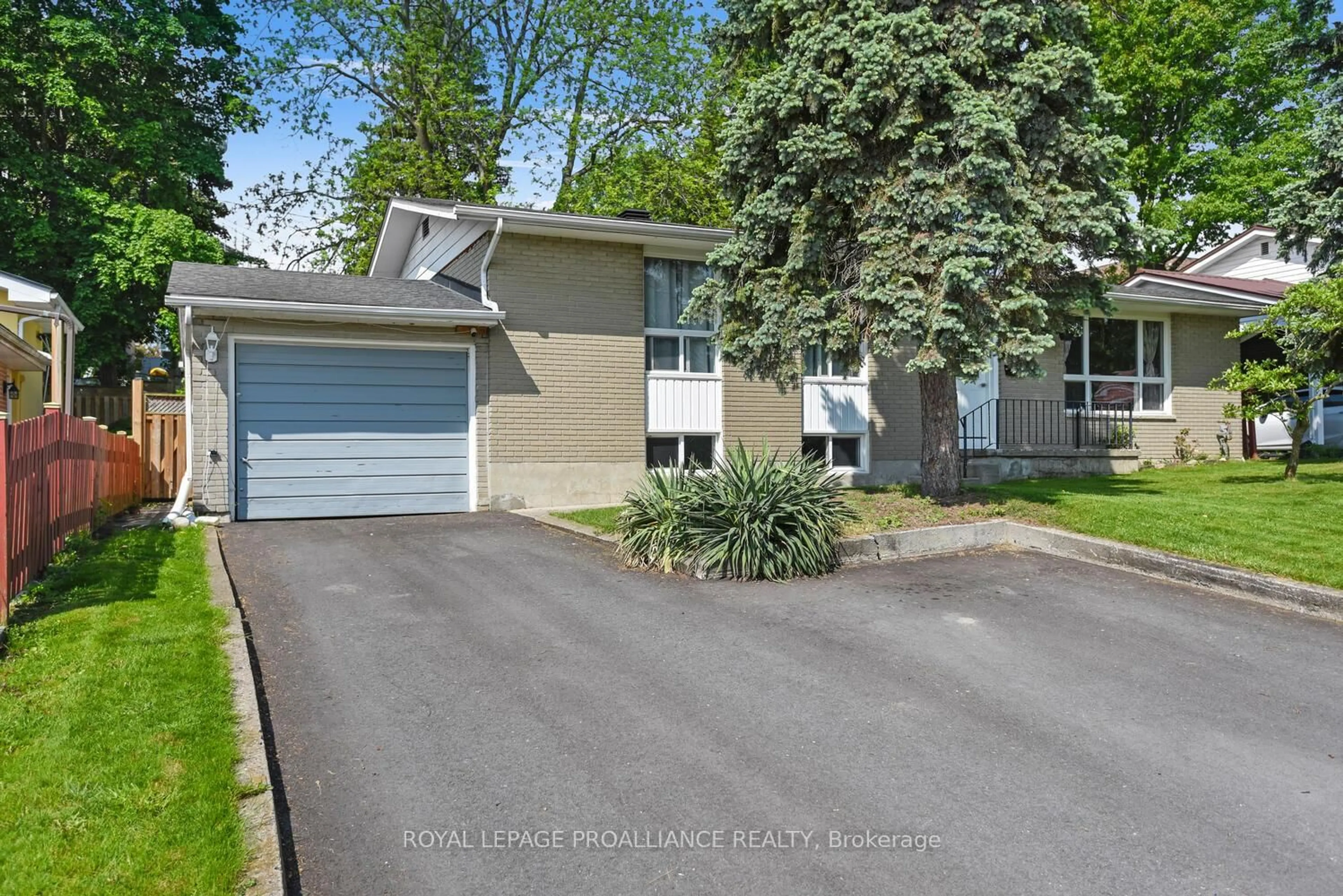 Home with vinyl exterior material, street for 18 Convay Cres, Brockville Ontario K6V 5A1